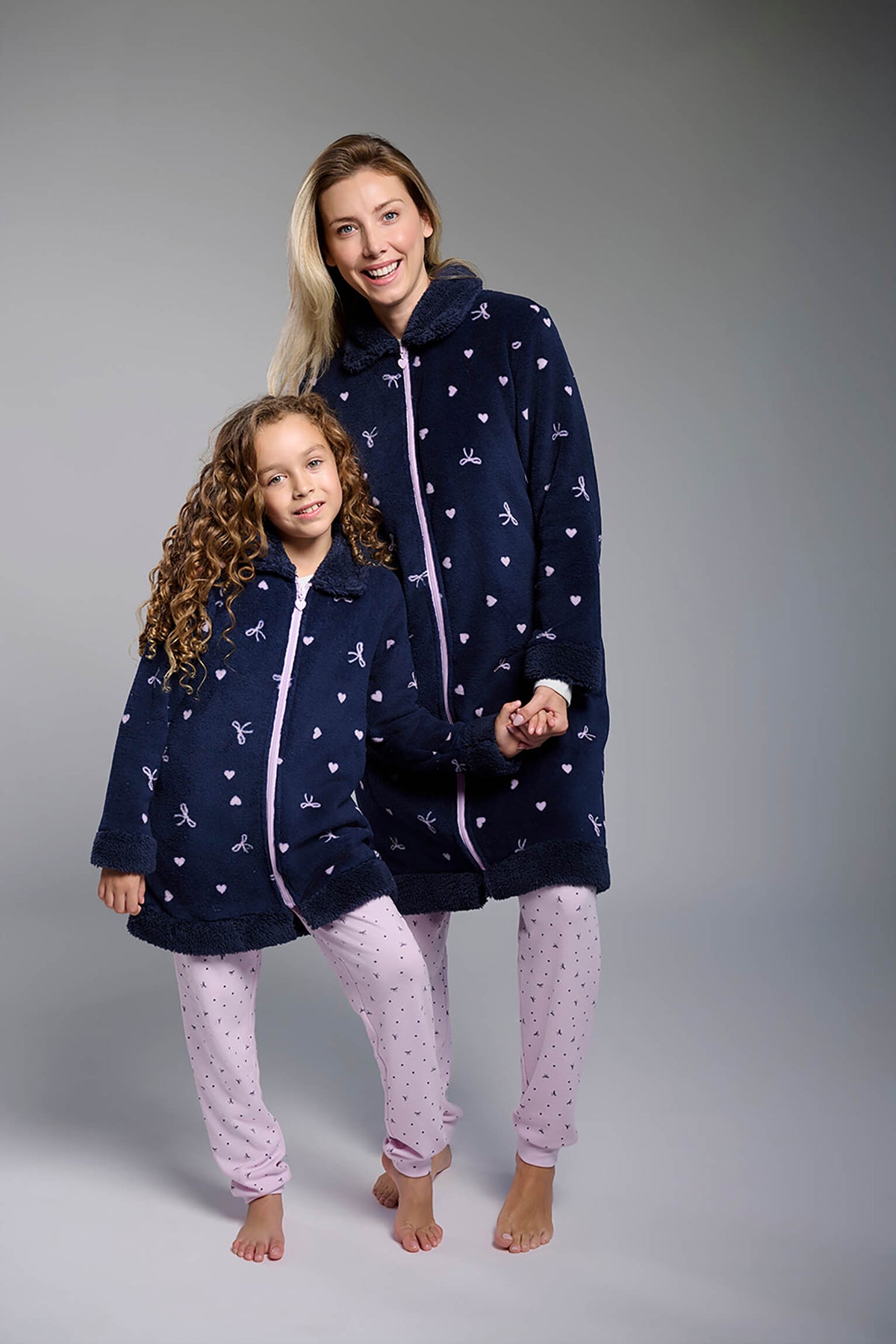 Bata larga de coralina polar azul marino para mujer con lazos, homewear cálido y confortable para estar en casa.