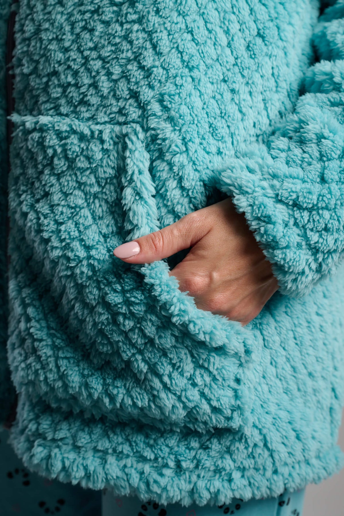 Bata corta polar de borreguito verde para mujer con detalle de pompones, homewear cálido y confortable para estar en casa.