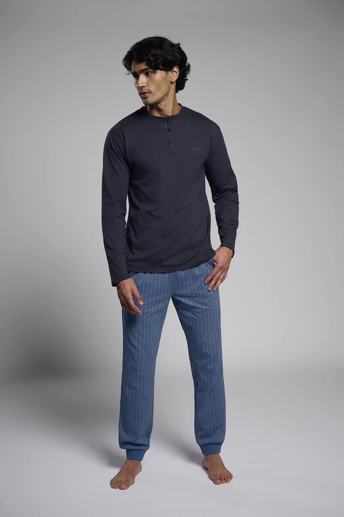 Pijama comprido de homem em algodão estilo camisola gola henley estampado
