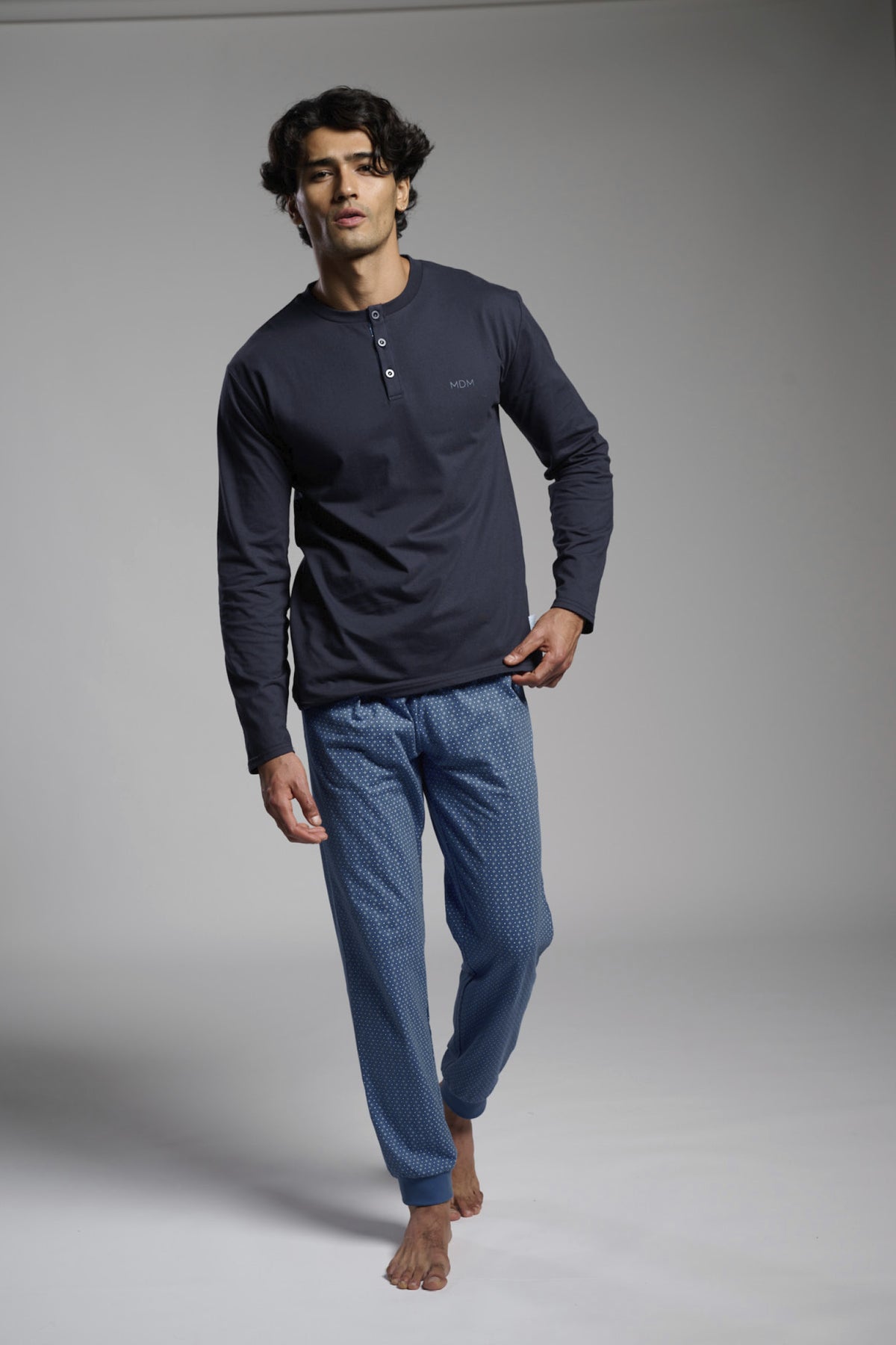 Pijama comprido de homem em algodão estilo camisola gola henley estampado