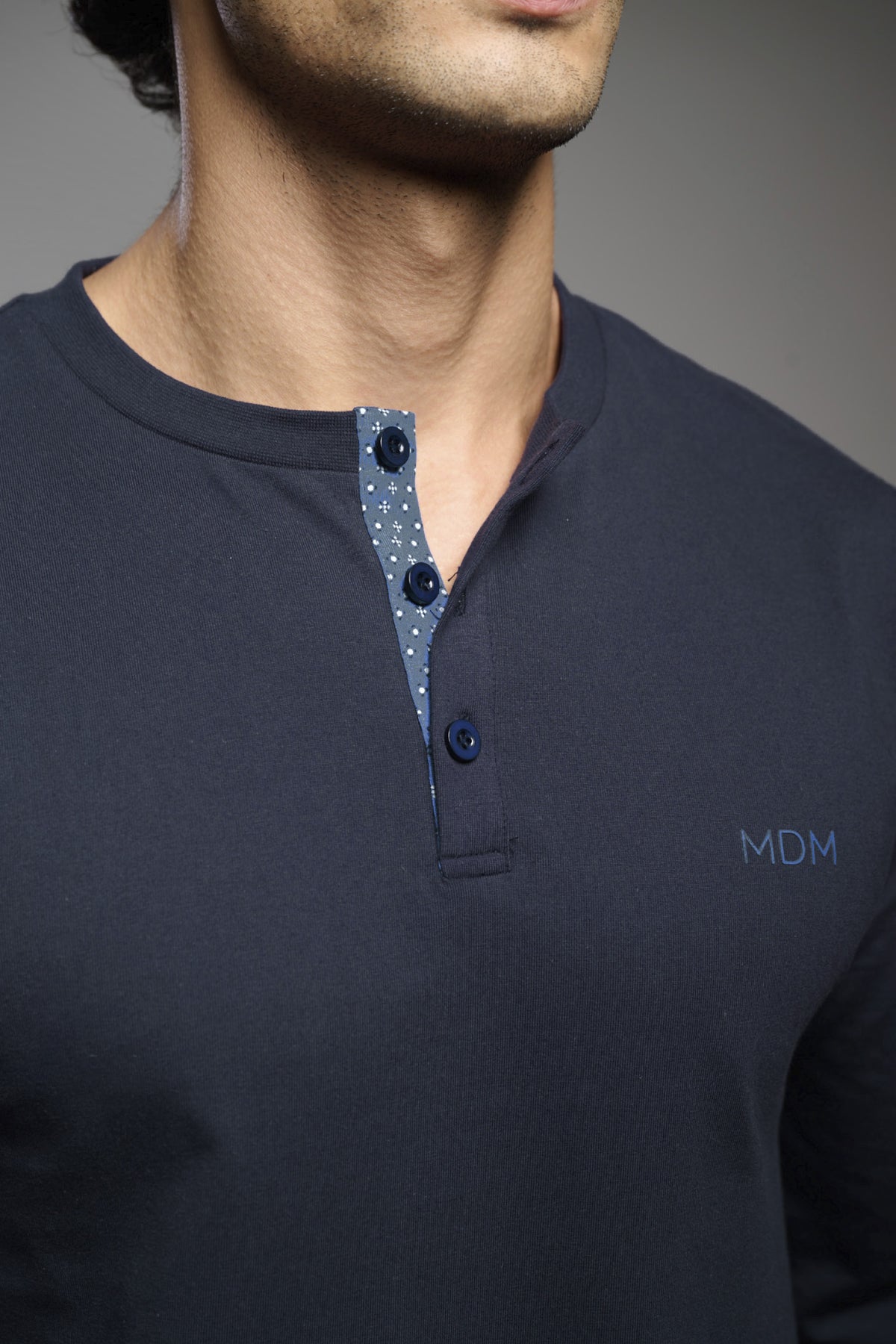 Pijama comprido de homem em algodão estilo camisola gola henley estampado