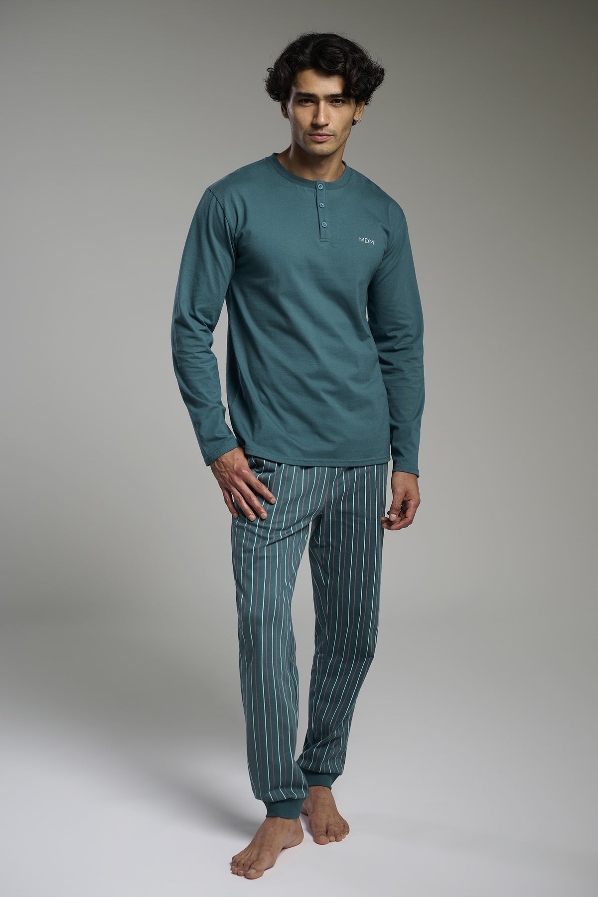 Pijama comprido de homem em algodão gola henley às riscas
