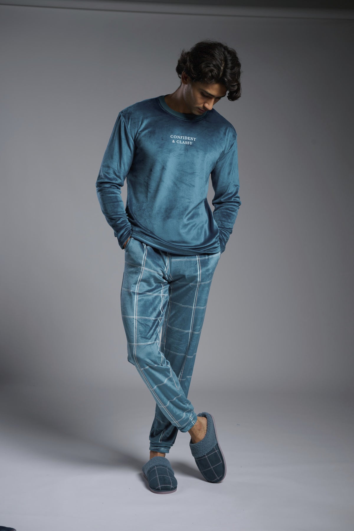 Pijama comprido de homem em veludo Confident & Classy aos quadrados