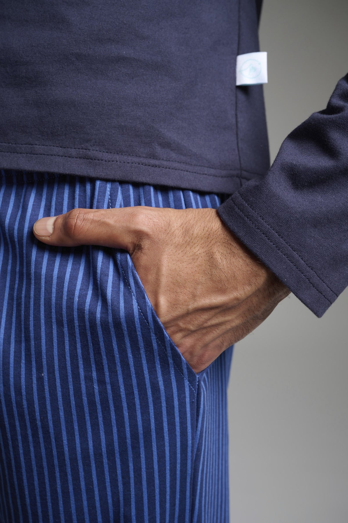 Pijama comprido de homem em algodão gola em V às riscas verticais