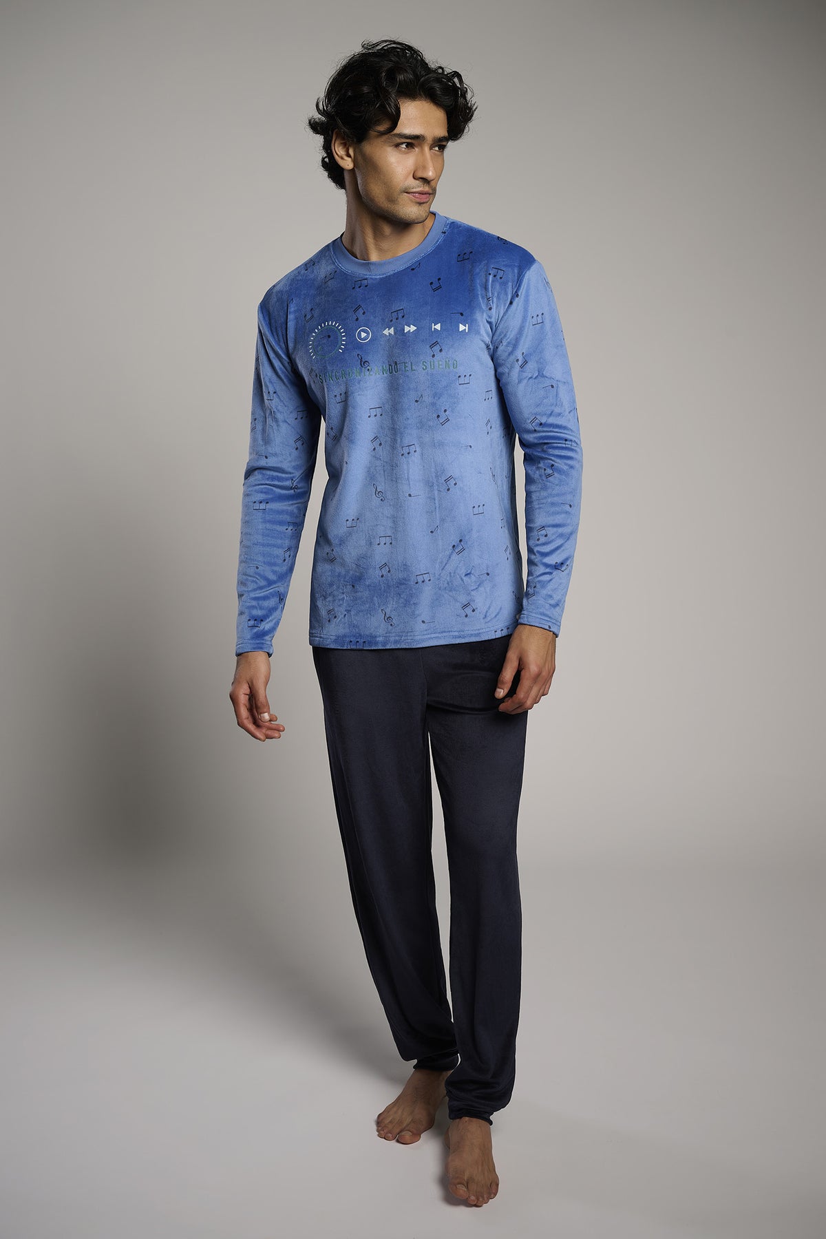 Pijama comprido de homem em veludo estampado de notas musicais