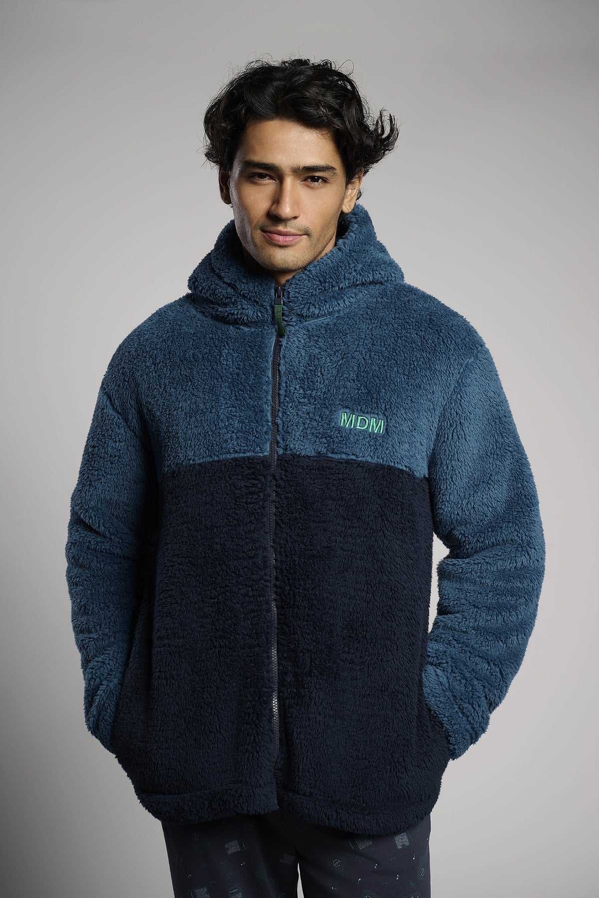 Roupão curto de homem polar sherpa bicolor com capuz e fecho de correr