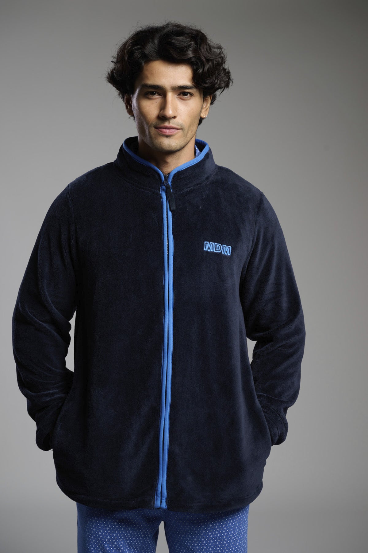 Roupão curto de homem polar coral azul-marinho com detalhe bordado