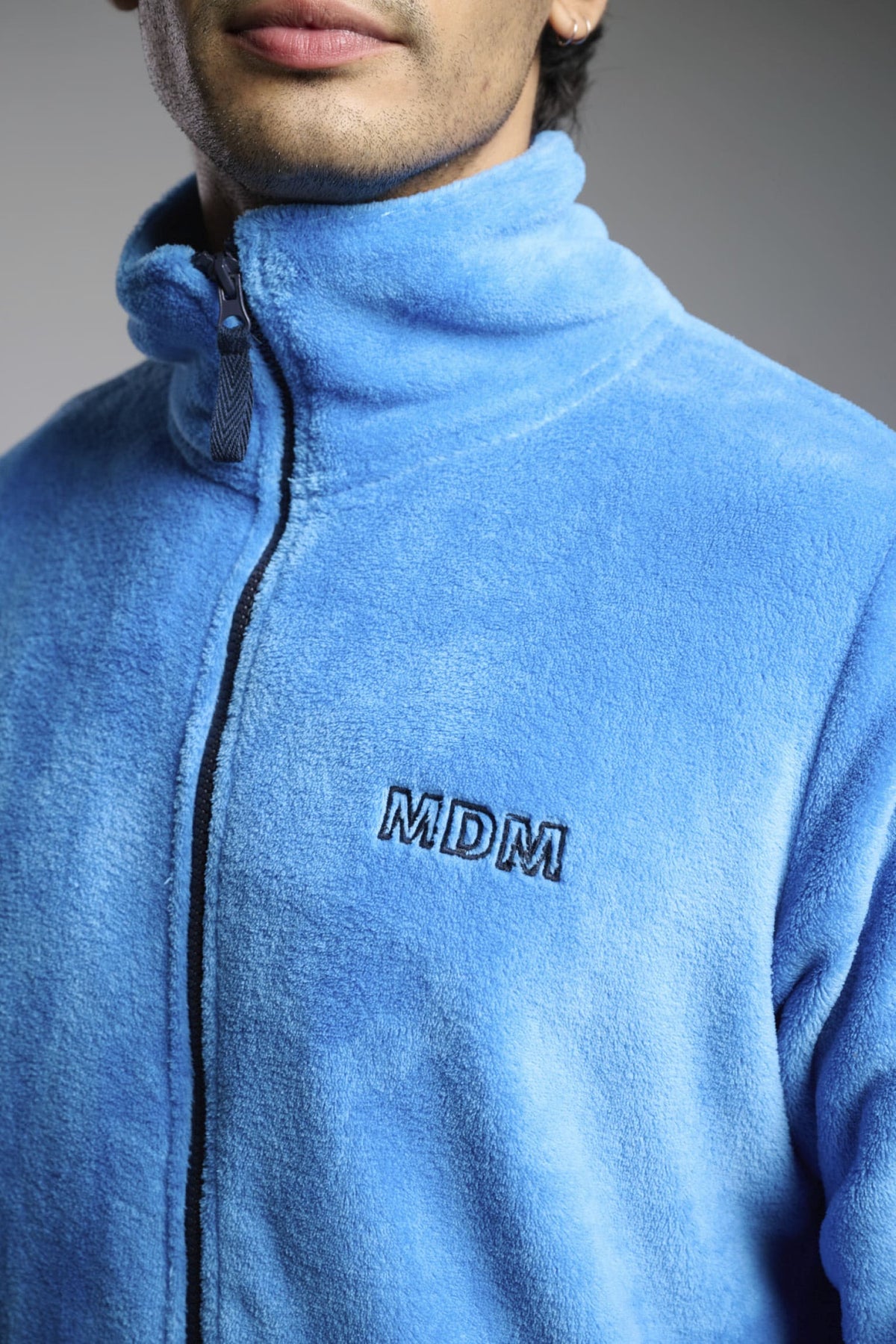 Roupão curto de homem polar coral azul com detalhe bordado