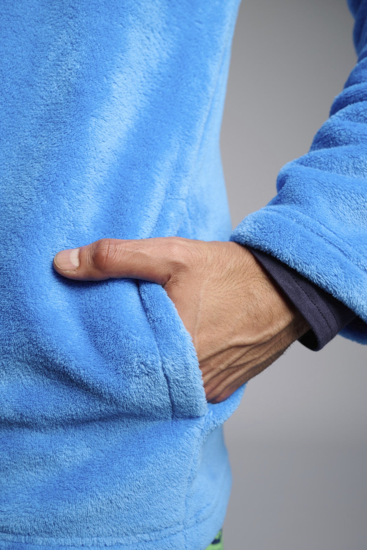 Roupão curto de homem polar coral azul com detalhe bordado