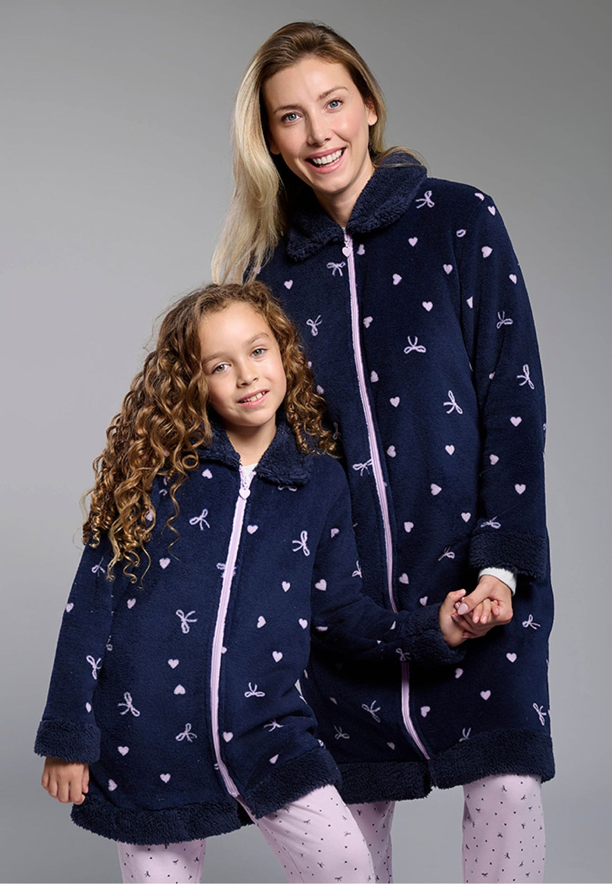 Roupão infantil de menina polar sherpa estampado de laços e corações com fecho de correr