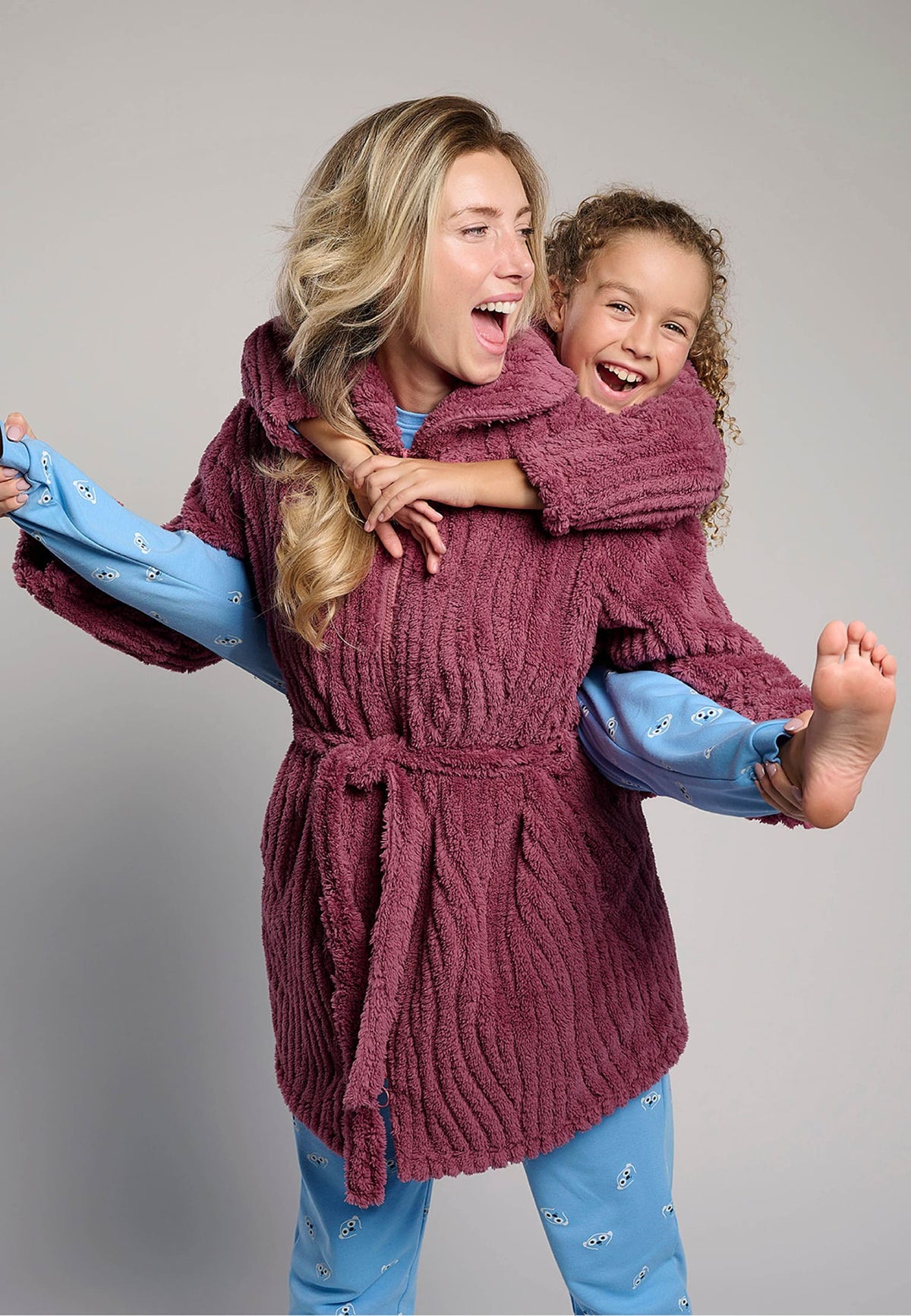 Roupão infantil de menina polar coral rosa texturizado com gola