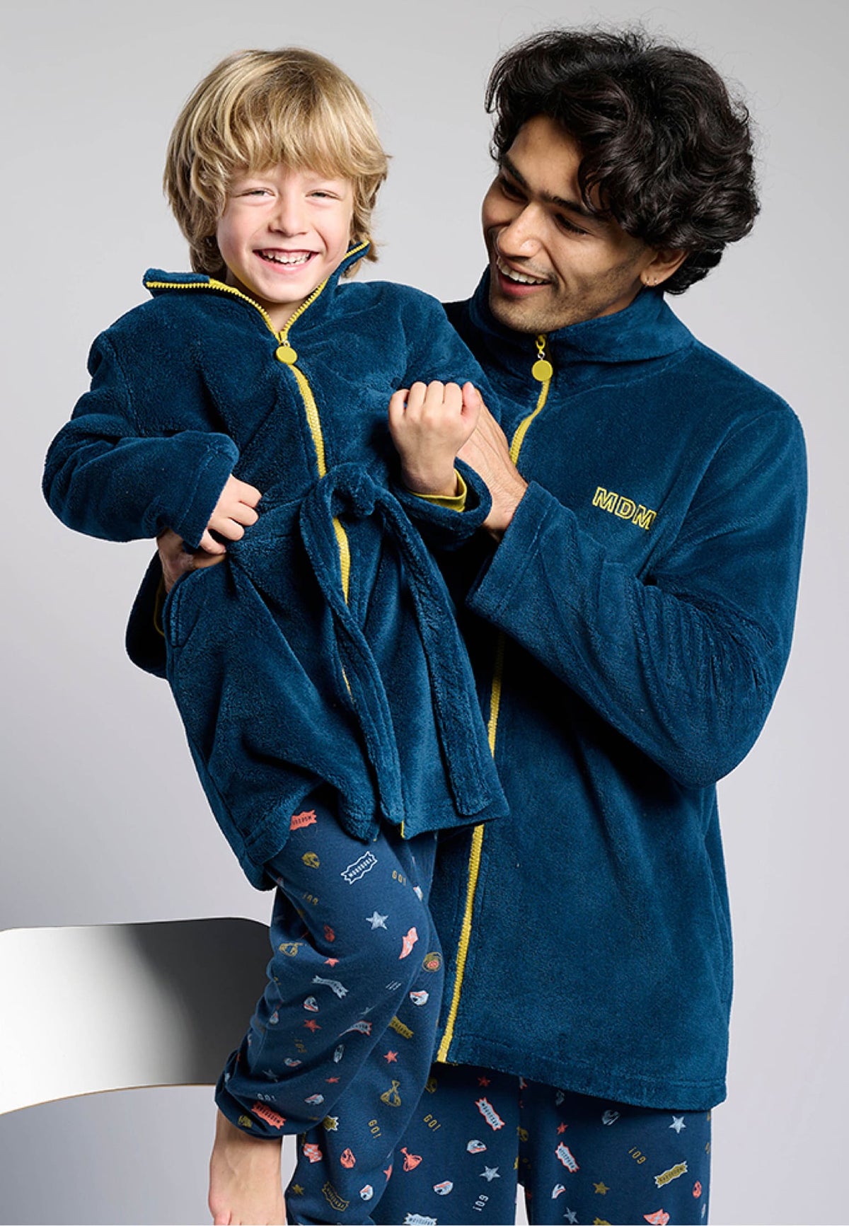 Roupão infantil de menino polar coral com fecho em contraste
