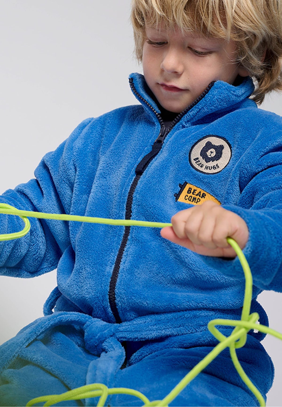 Roupão infantil de menino polar coral com fecho de correr e detalhes de patches
