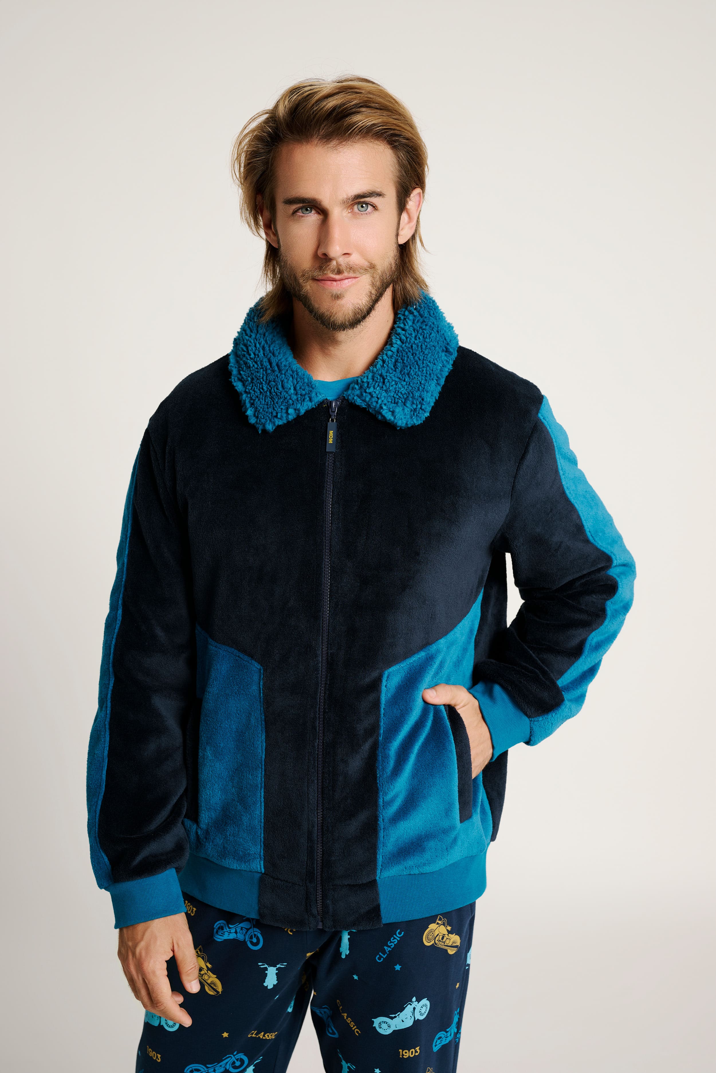3031000-1-bata-hombre-cuello-borreguito-detalles-bolsillos-bicolor