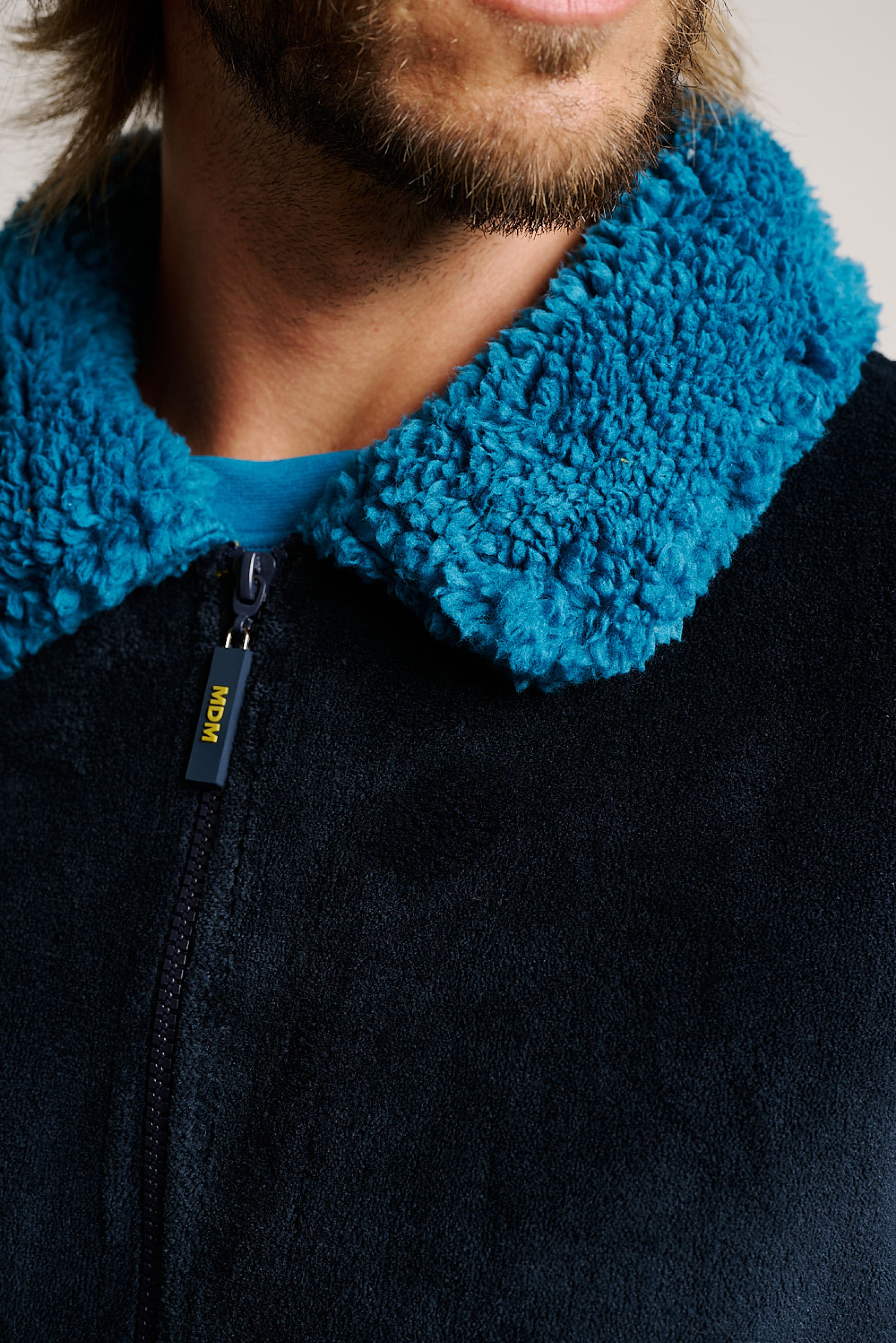 3031000-3-bata-hombre-cuello-borreguito-detalles-bolsillos-bicolor