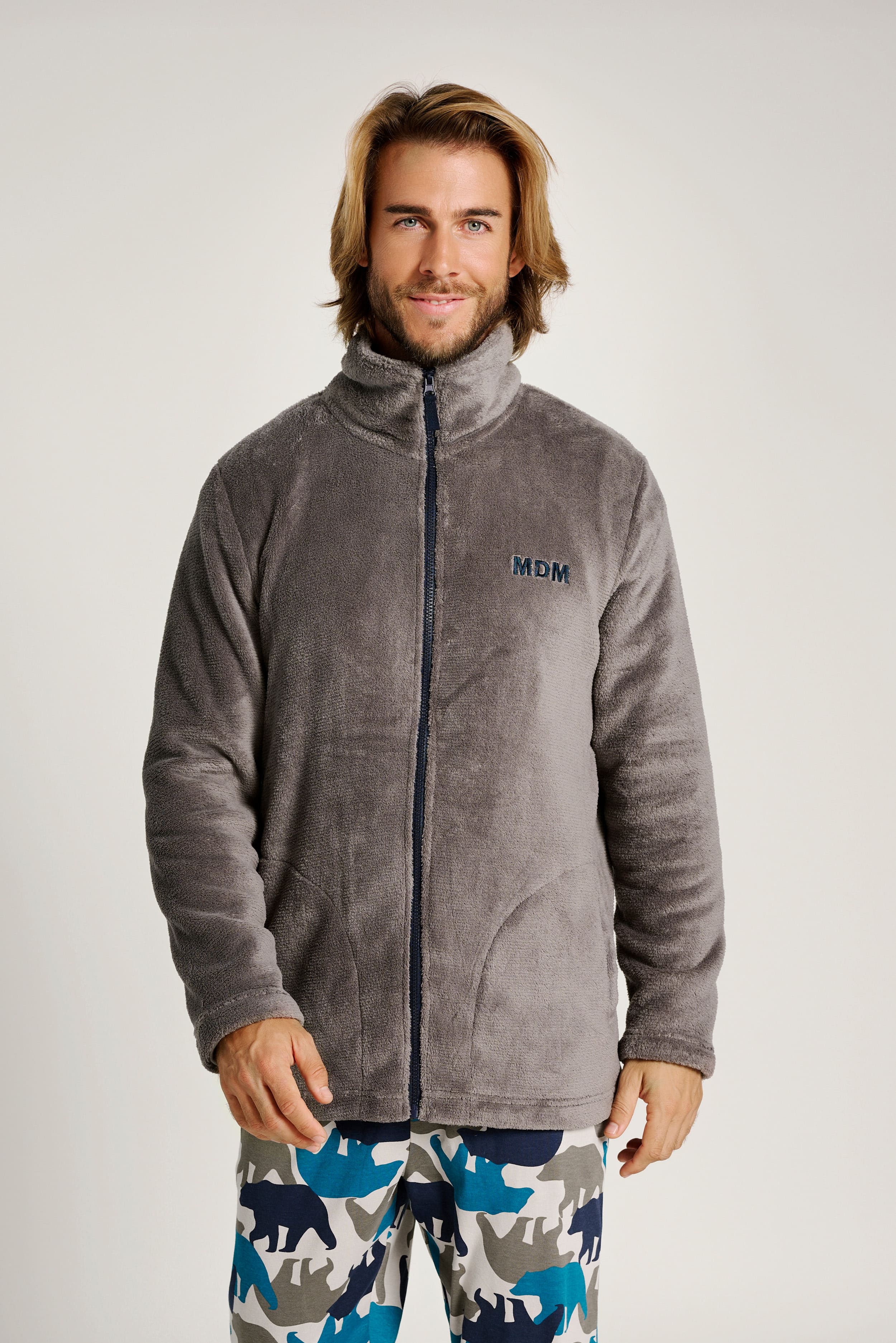 3031006-1-bata-hombre-cremallera-detalle-bordado
