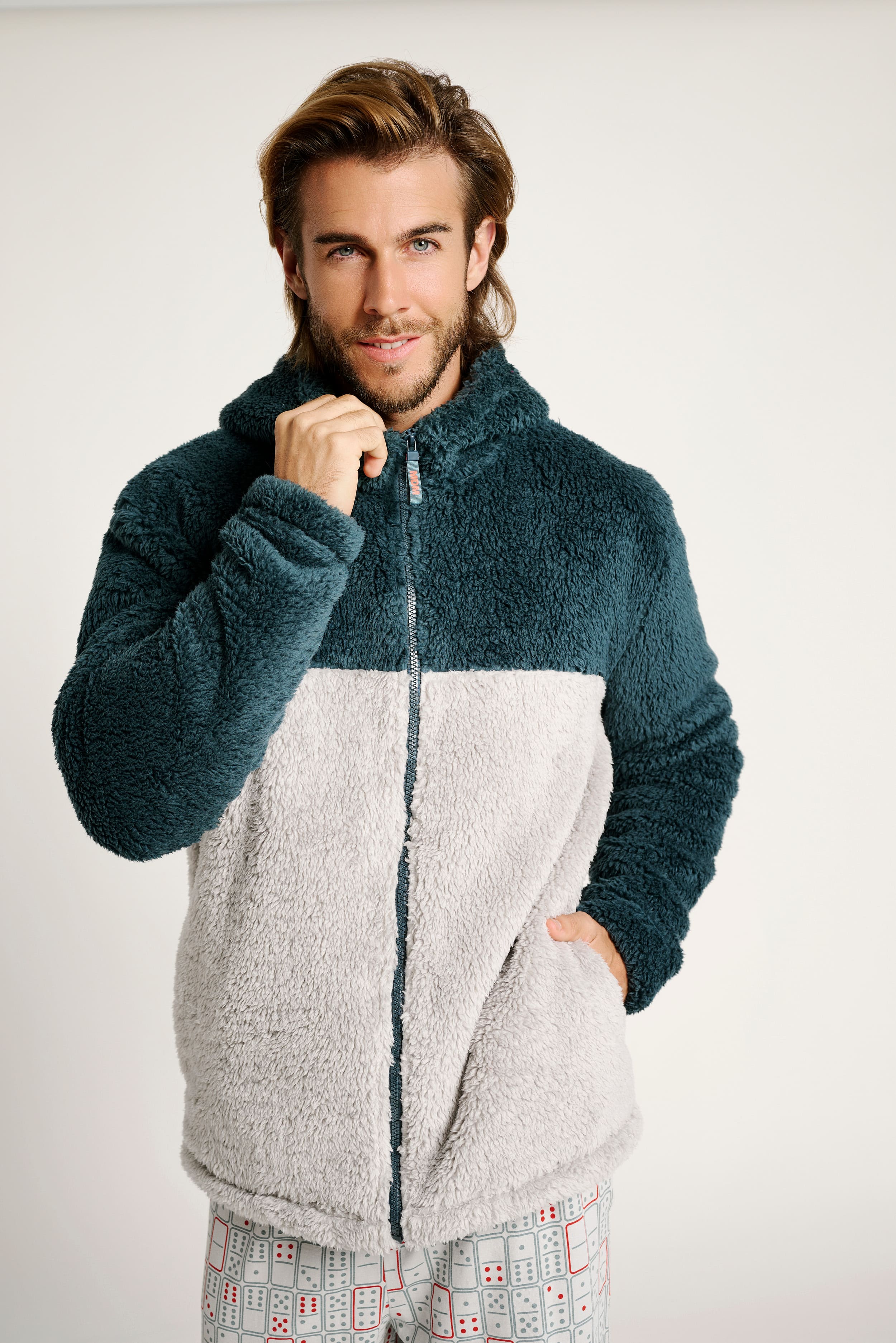3031013-1-bata-hombre-borreguito-con-capucha