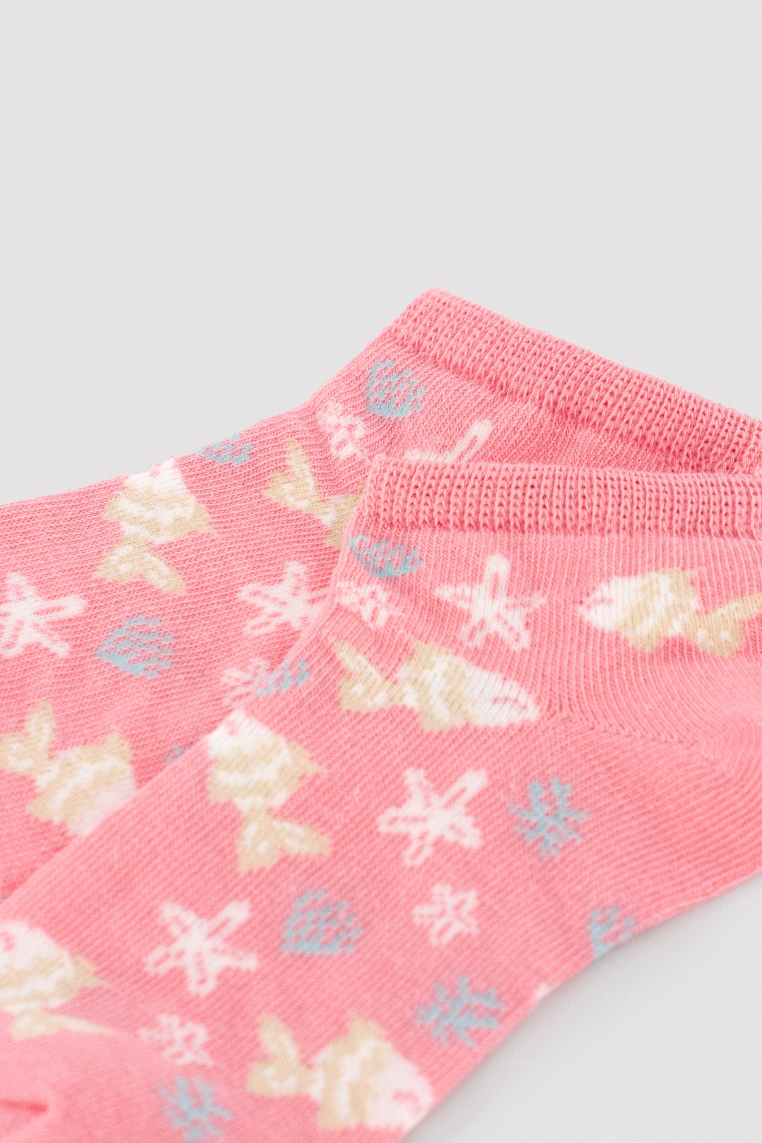 Pacote com 3 pares de meias infantis estampadas, tema mar.