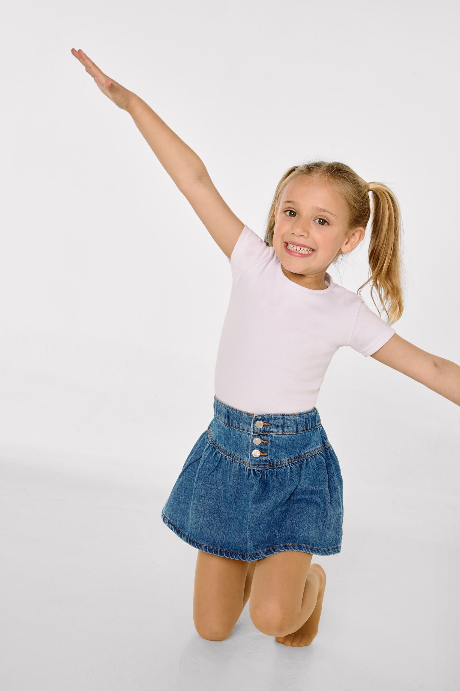 Meia-calça infantil bege de 15 denier que não desfia.