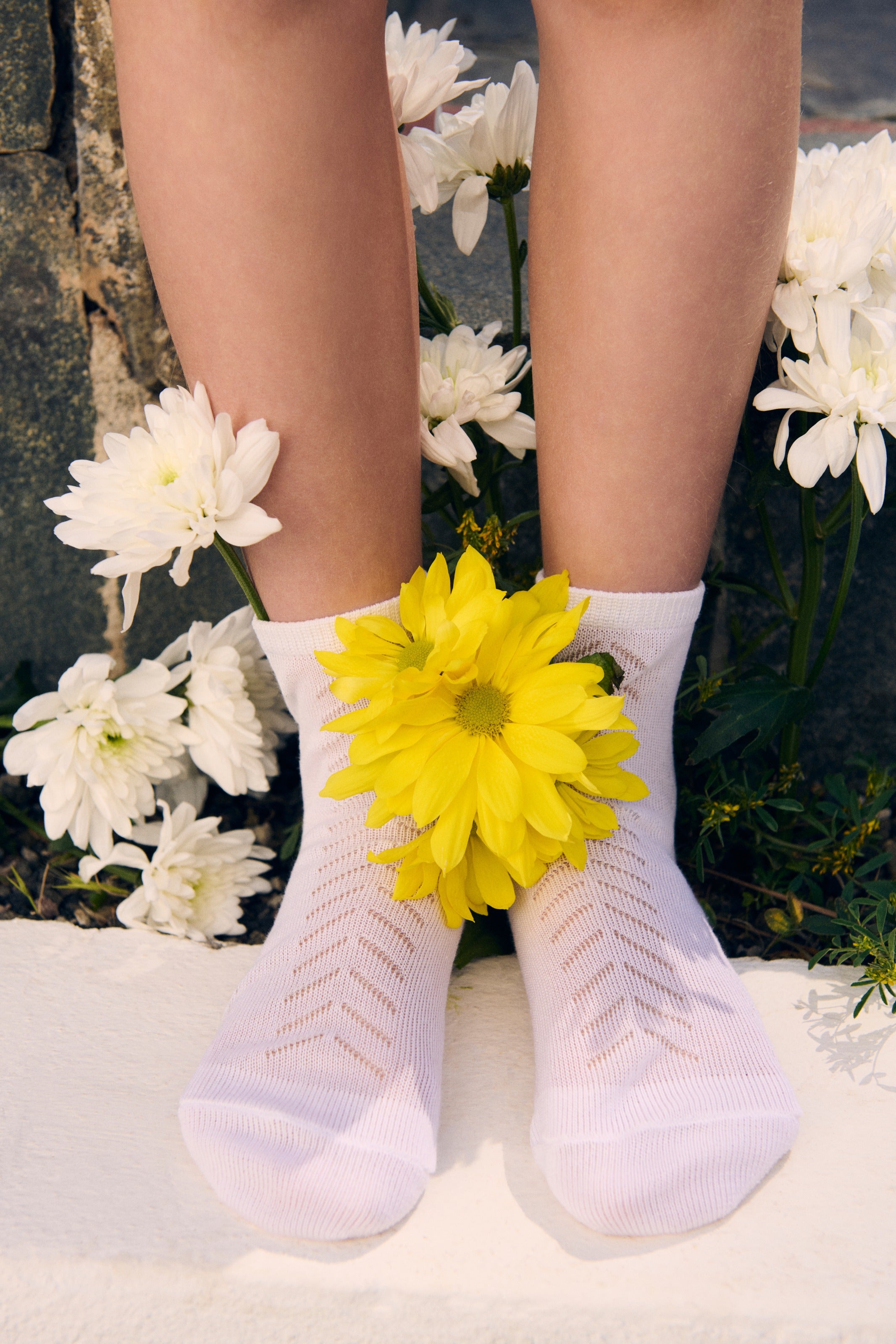 Meias infantis brancas com detalhes vazados