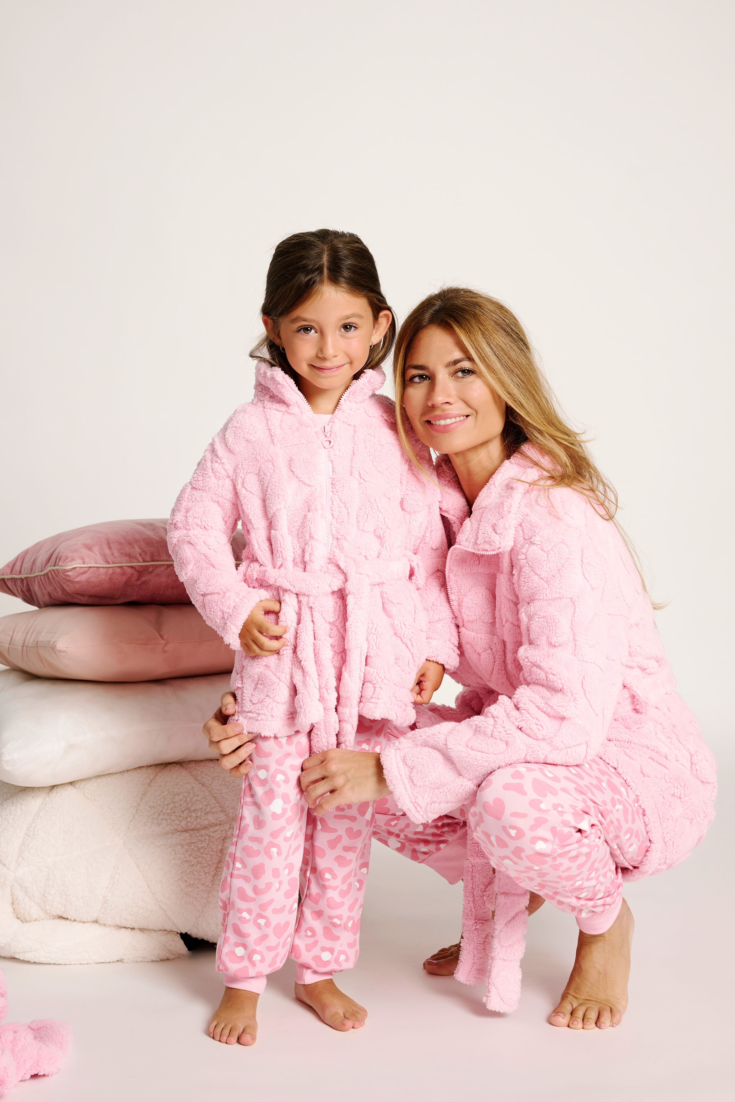 6031003-2-bata-infantil-relieve-corazones-rosa