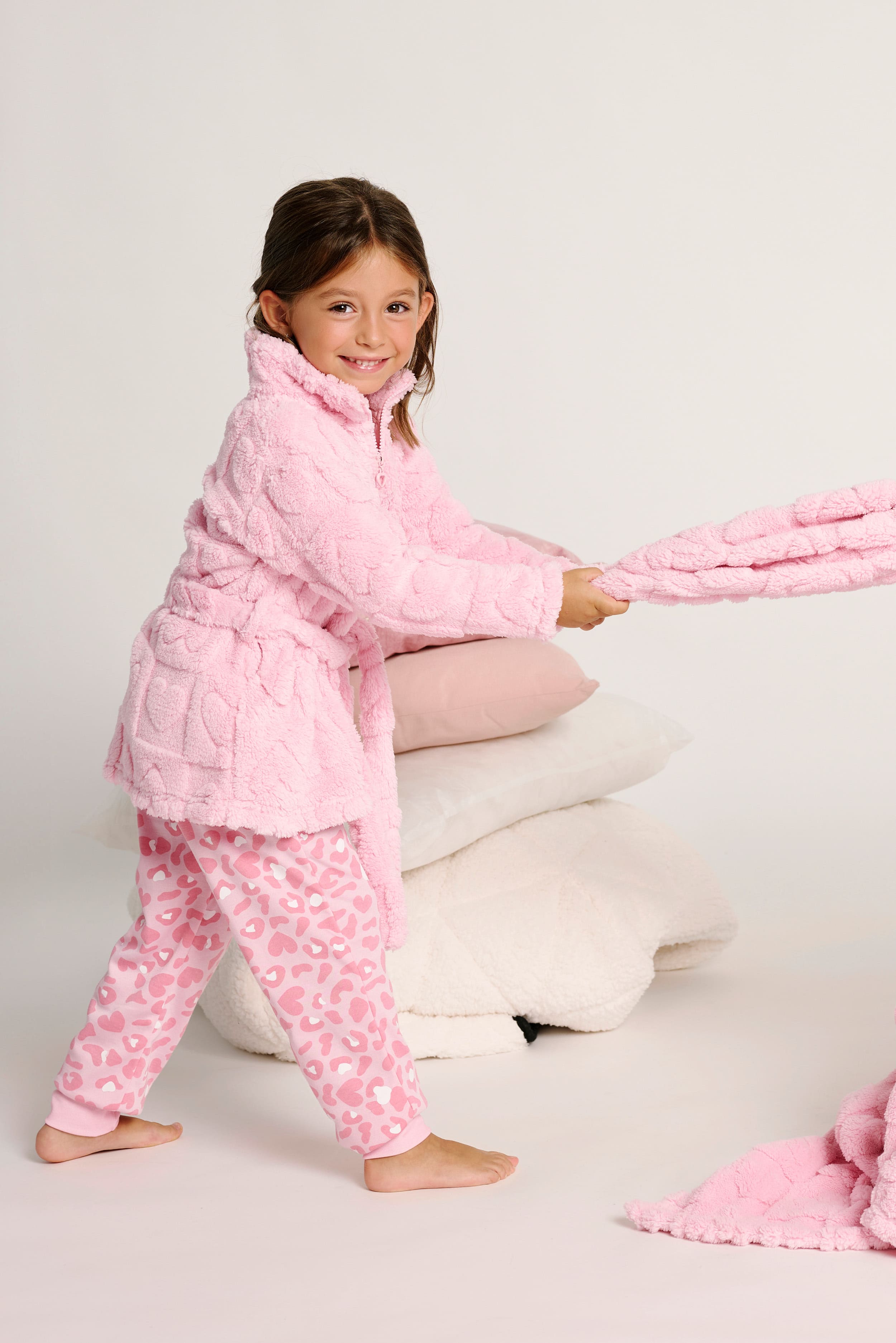 6031003-3-bata-infantil-relieve-corazones-rosa