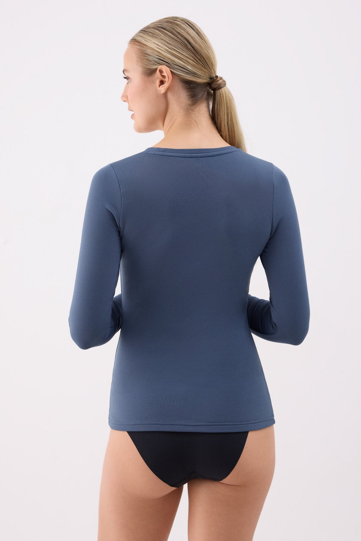 Camiseta térmica feminina azul marinho de manga comprida e gola redonda