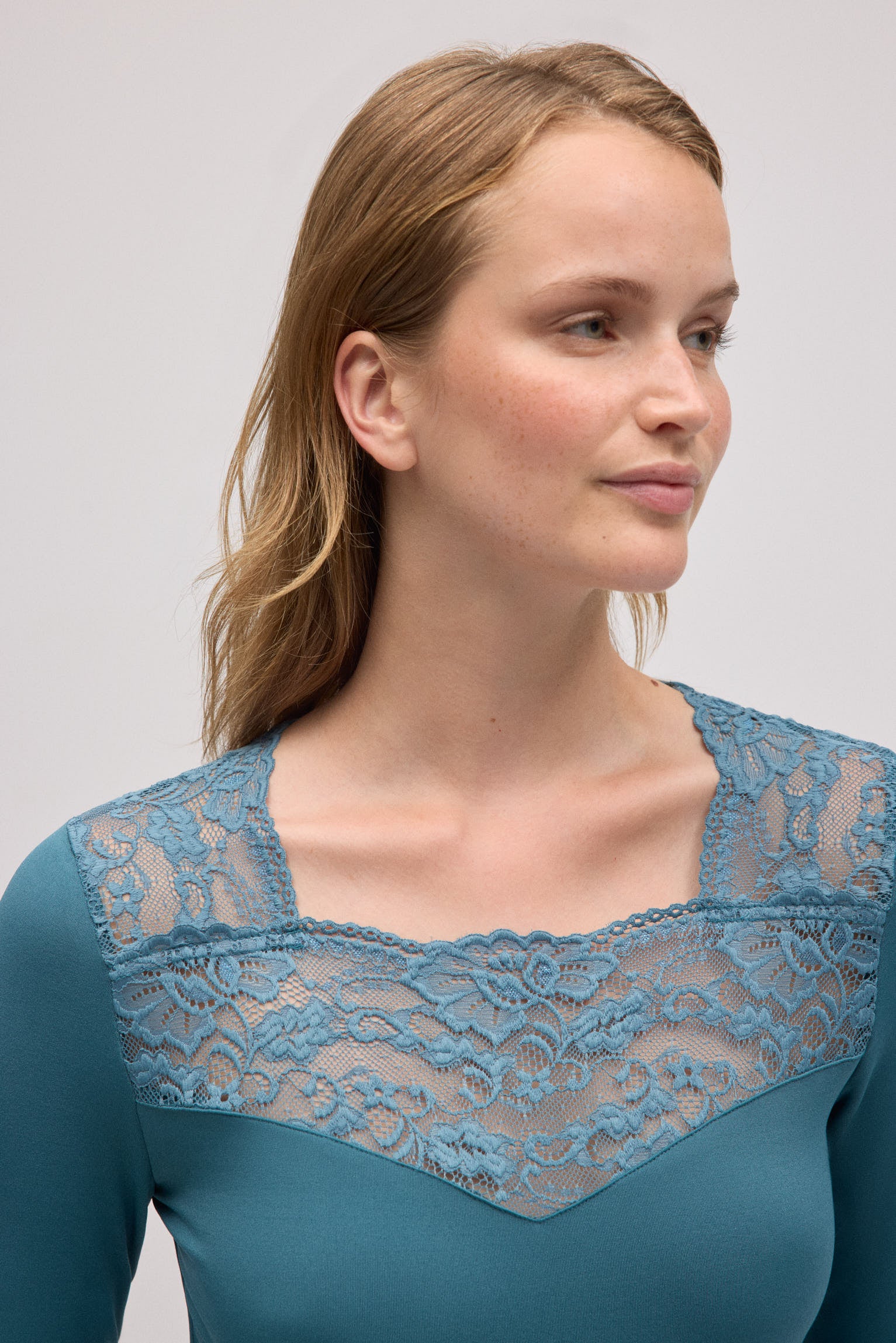 Camiseta térmica com detalhes em renda azul