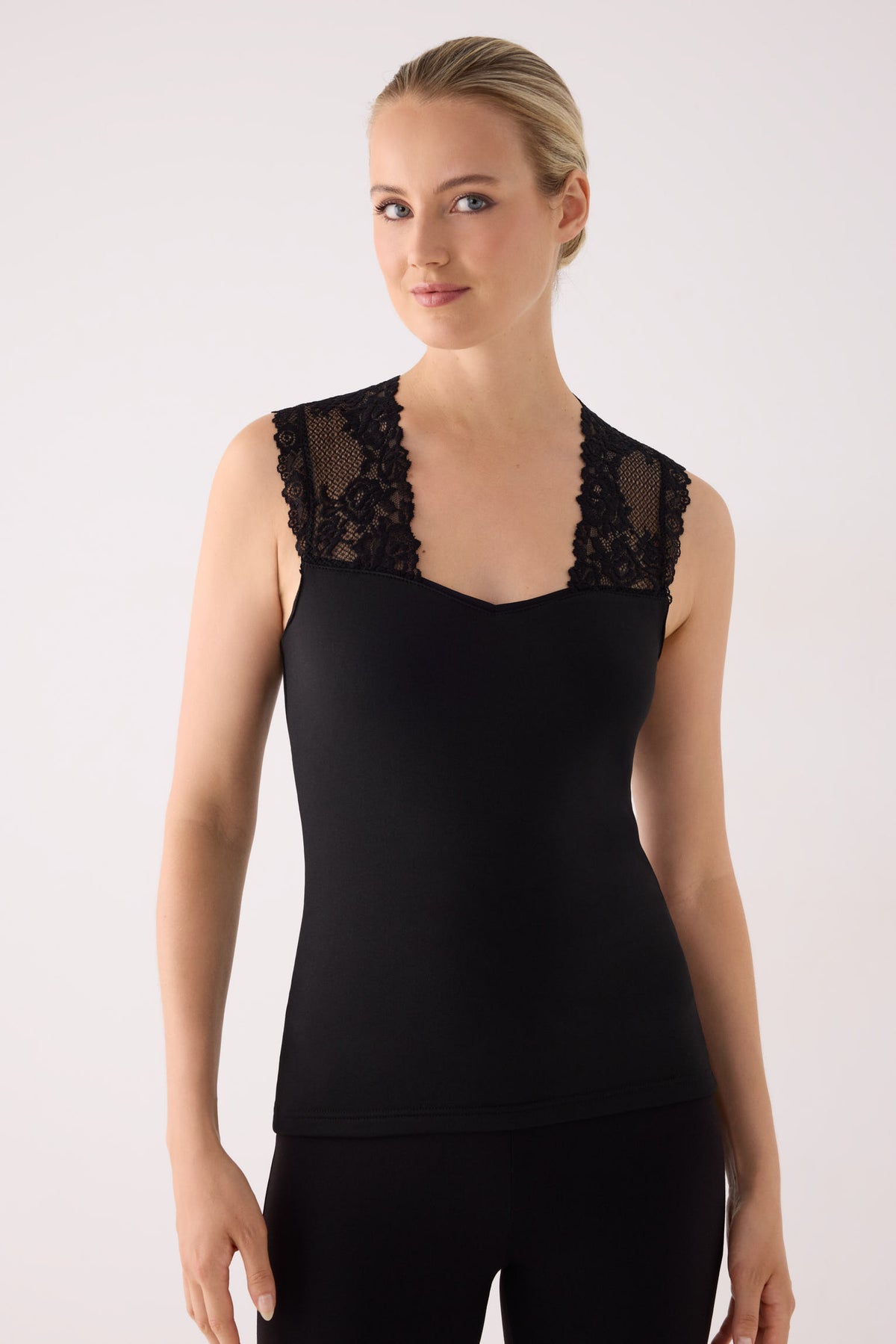 Camiseta térmica feminina sem mangas com detalhes em renda preta.