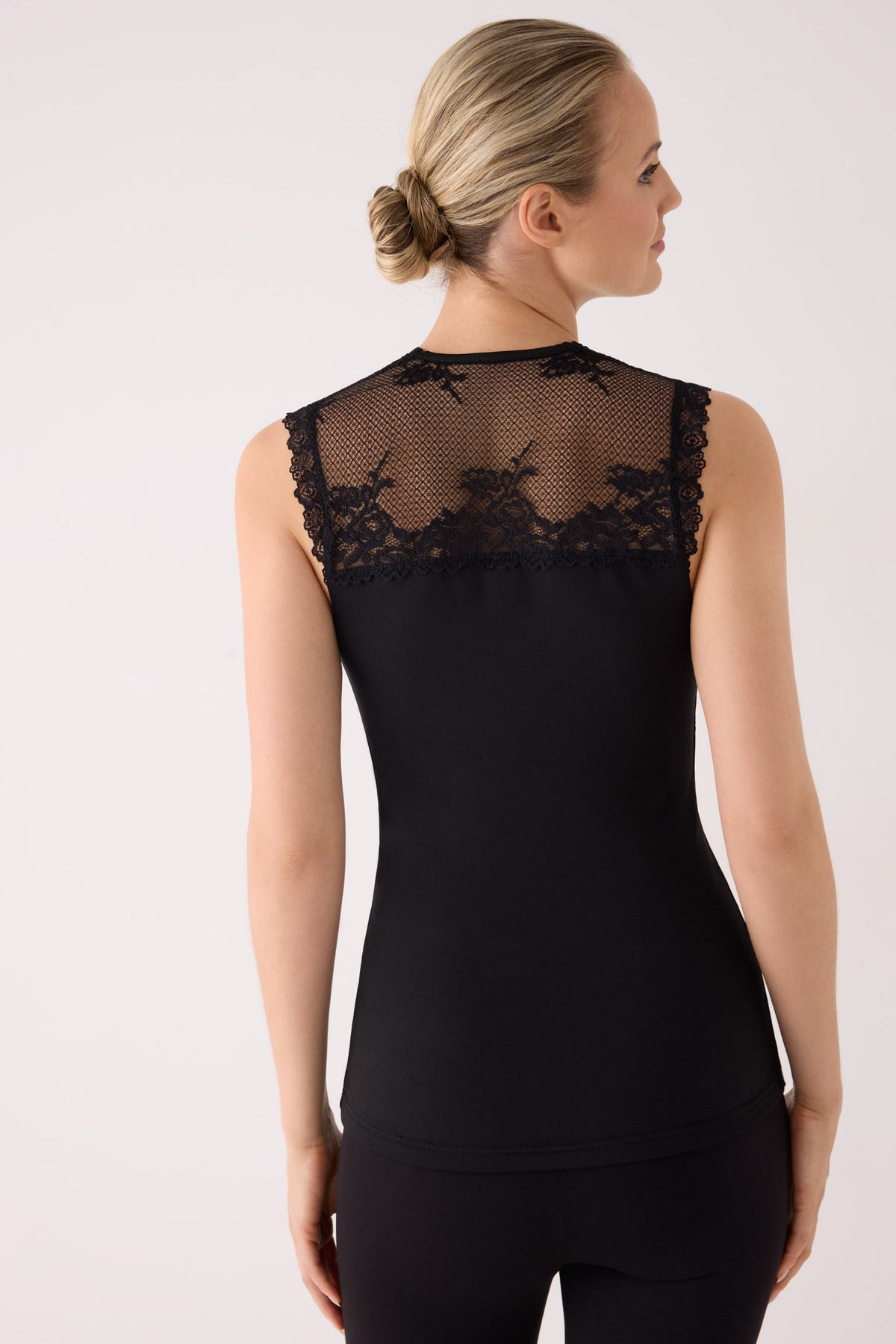 Camiseta térmica feminina sem mangas com detalhes em renda preta.