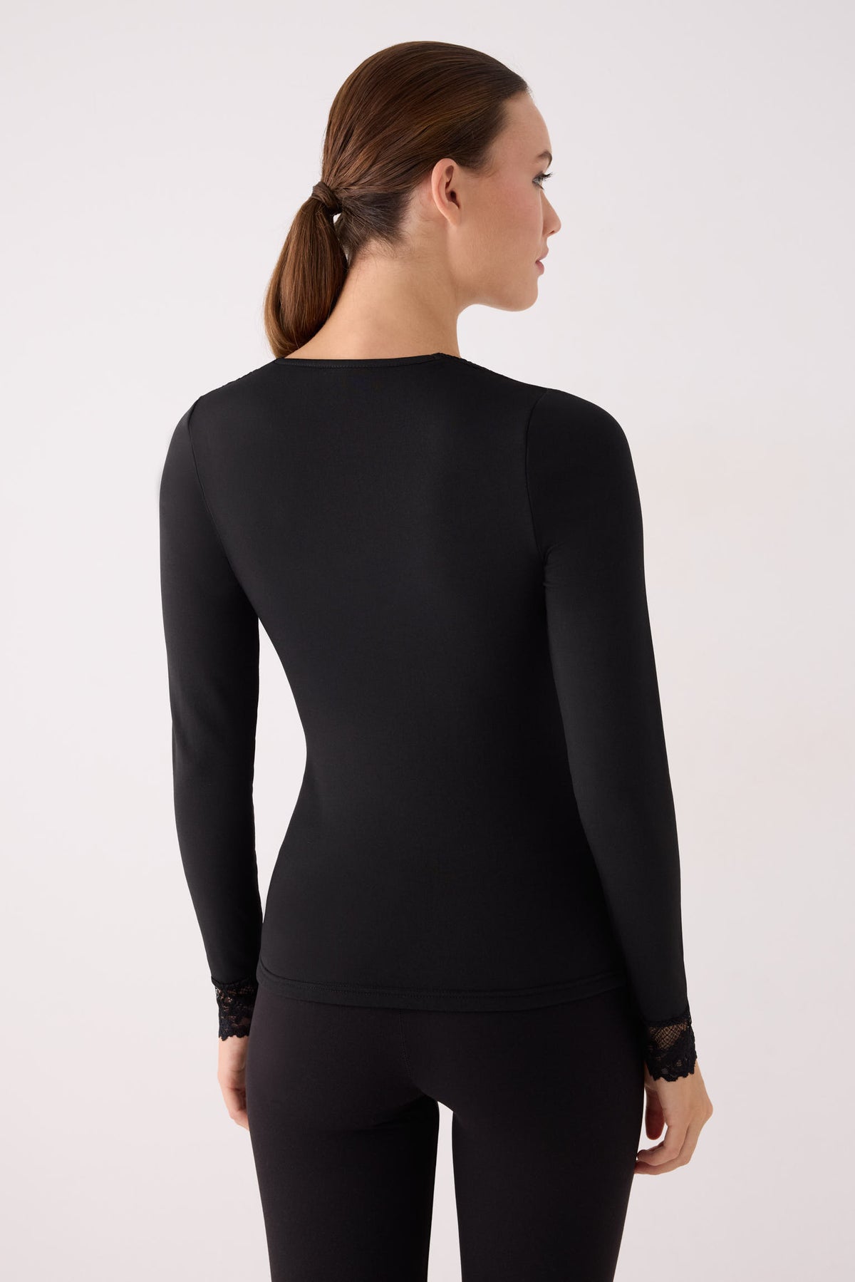 Camiseta térmica feminina de manga comprida com decote quadrado e detalhes em renda preta.