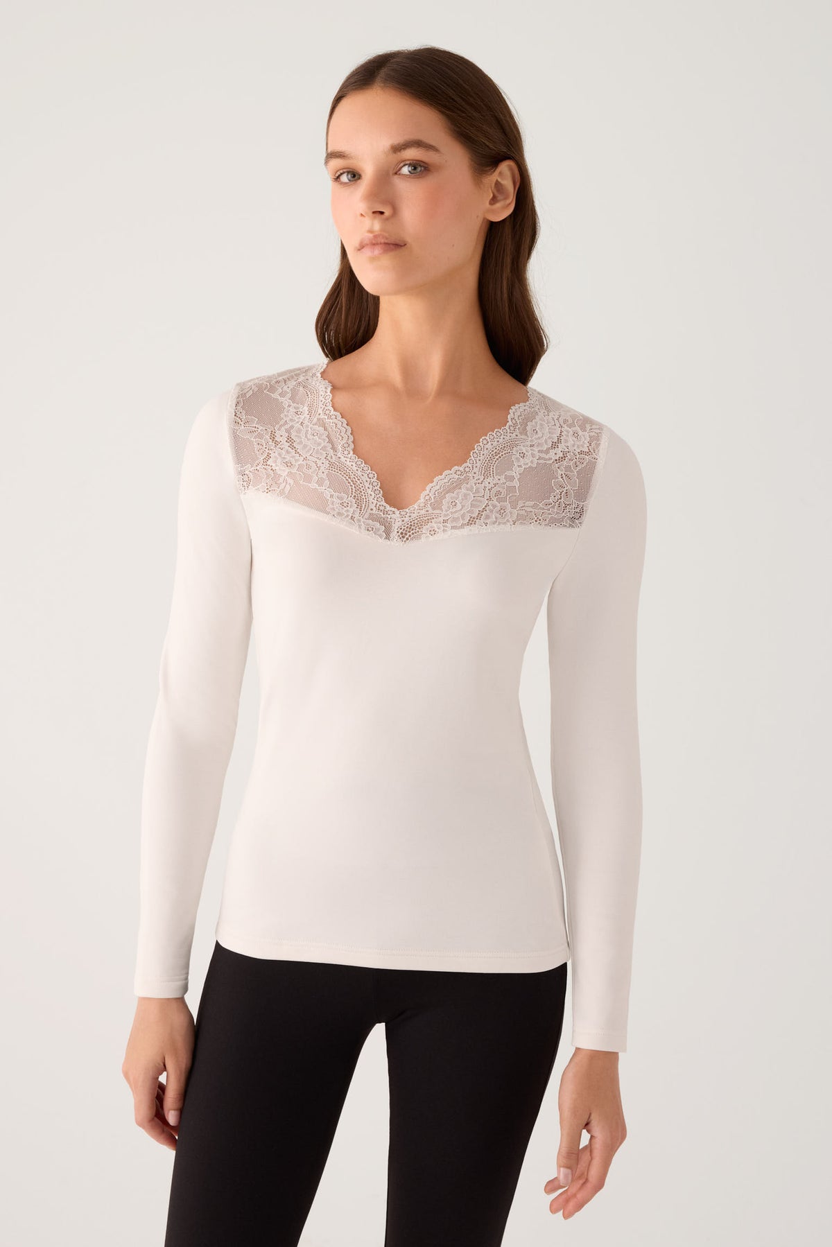 Camiseta térmica feminina de manga comprida com decote em V e detalhes em renda marfim.