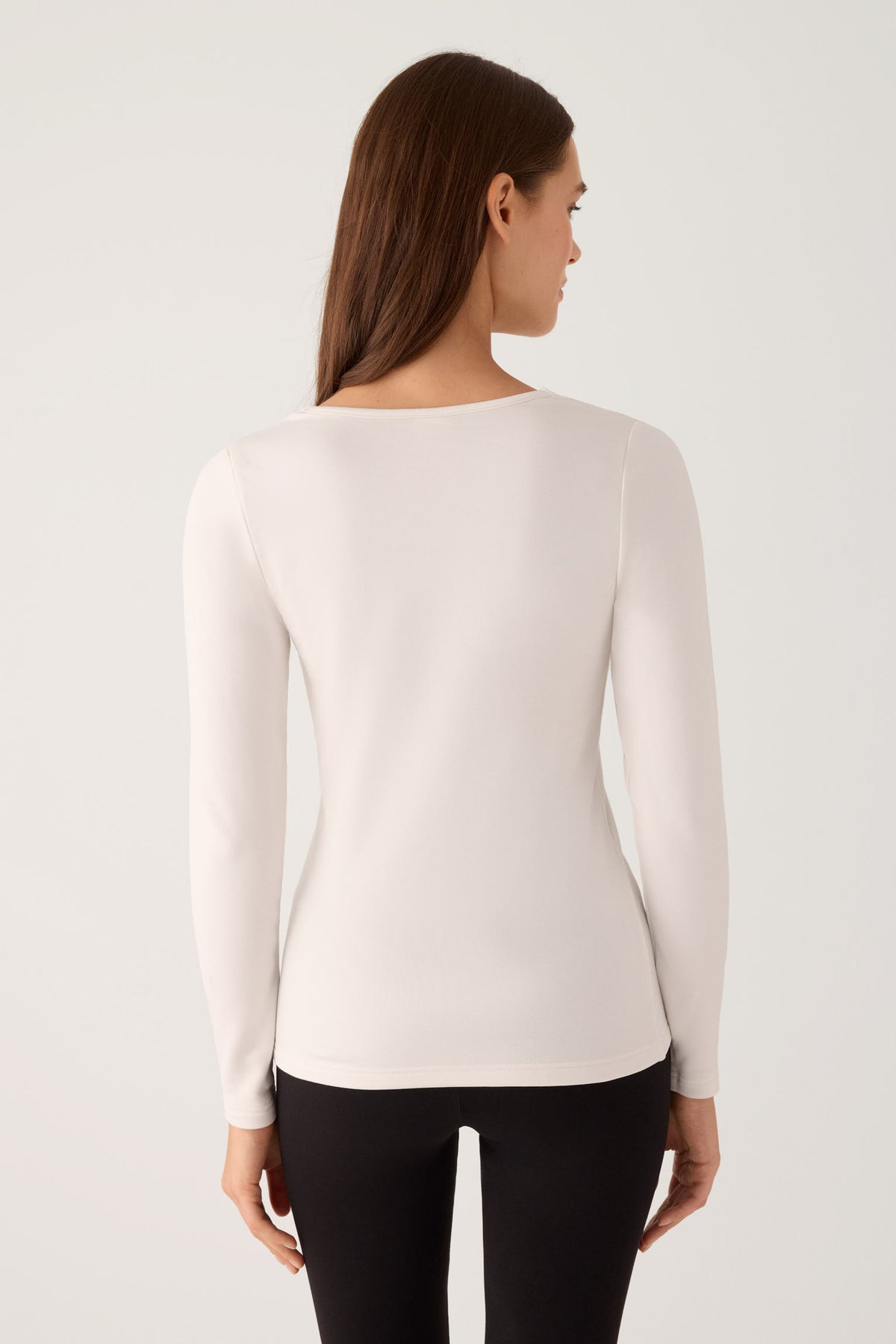 Camiseta térmica feminina de manga comprida com decote em V e detalhes em renda marfim.