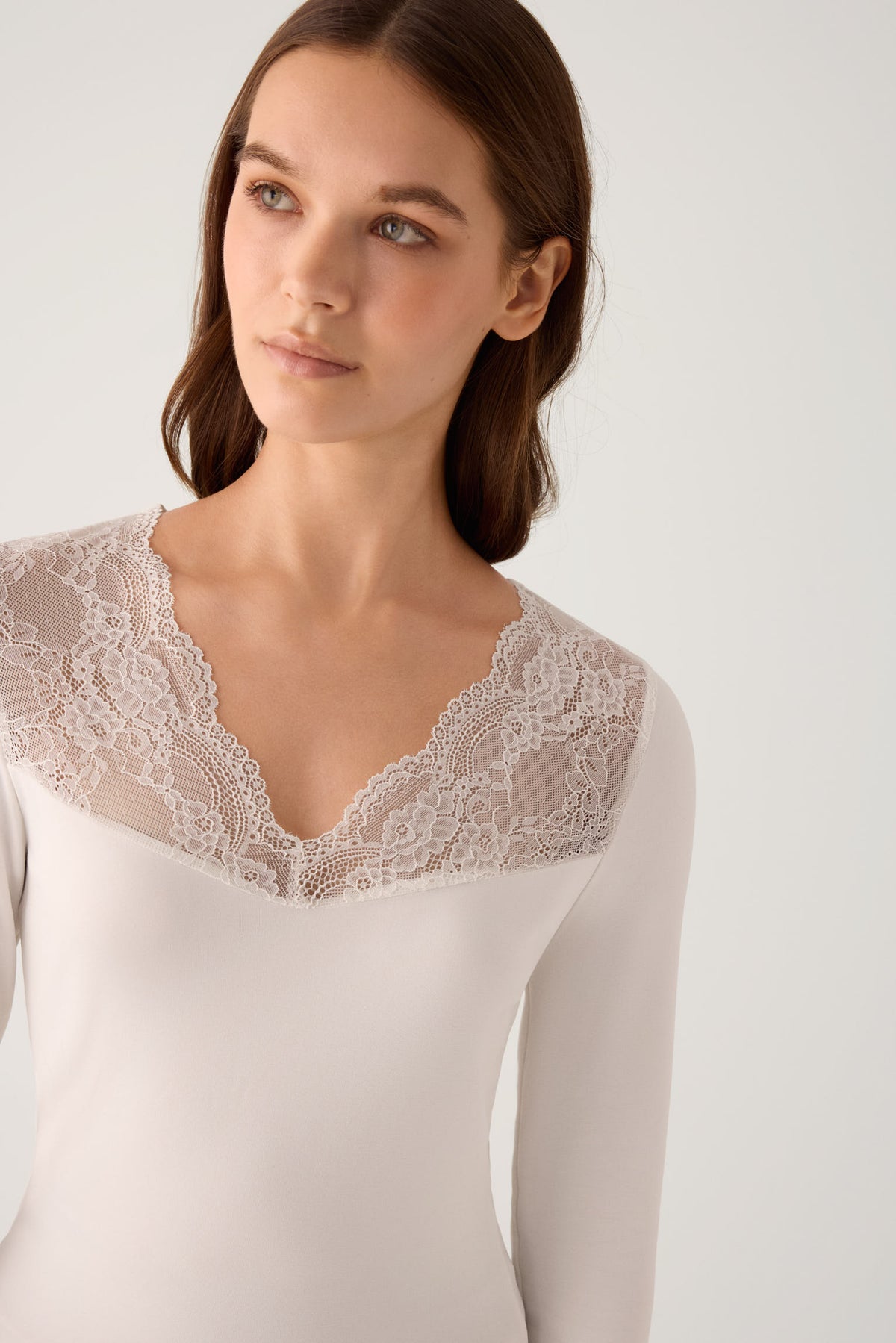 Camiseta térmica feminina de manga comprida com decote em V e detalhes em renda marfim.