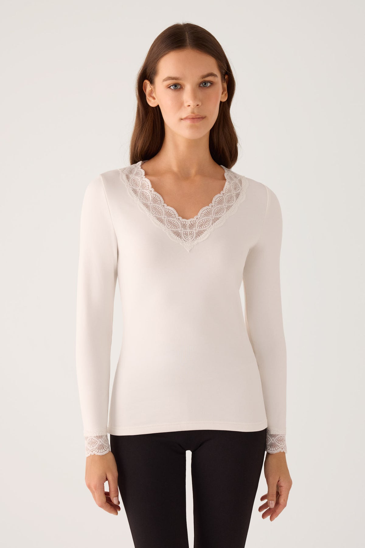 Camiseta térmica feminina de manga comprida com detalhes em renda no decote e nos punhos, cor marfim.