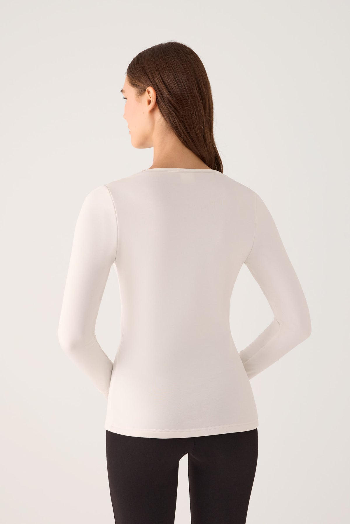 Camiseta térmica feminina de manga comprida com detalhes em renda no decote e nos punhos, cor marfim.