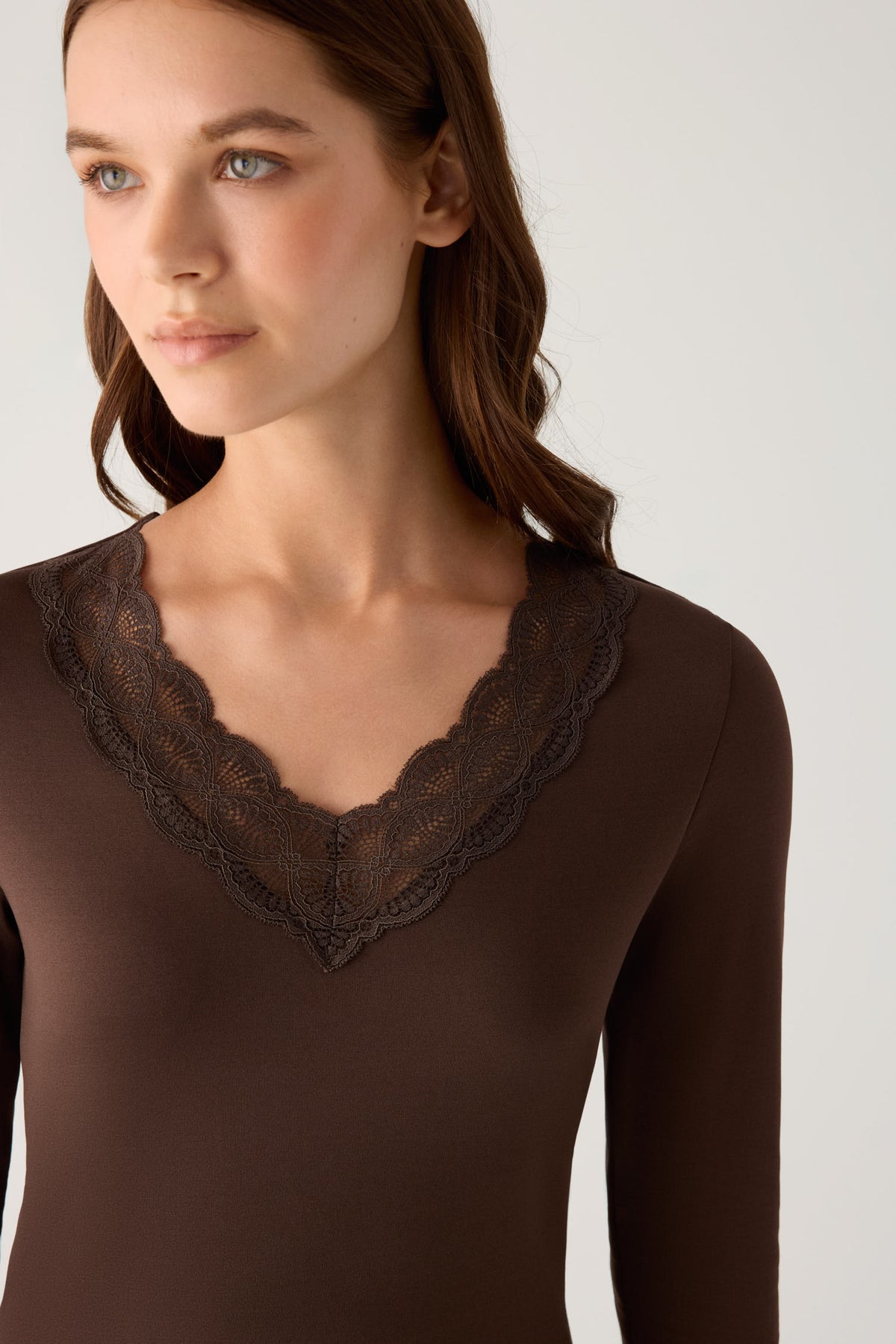Camiseta térmica feminina de manga comprida com detalhes em renda na gola e nos punhos, marrom.