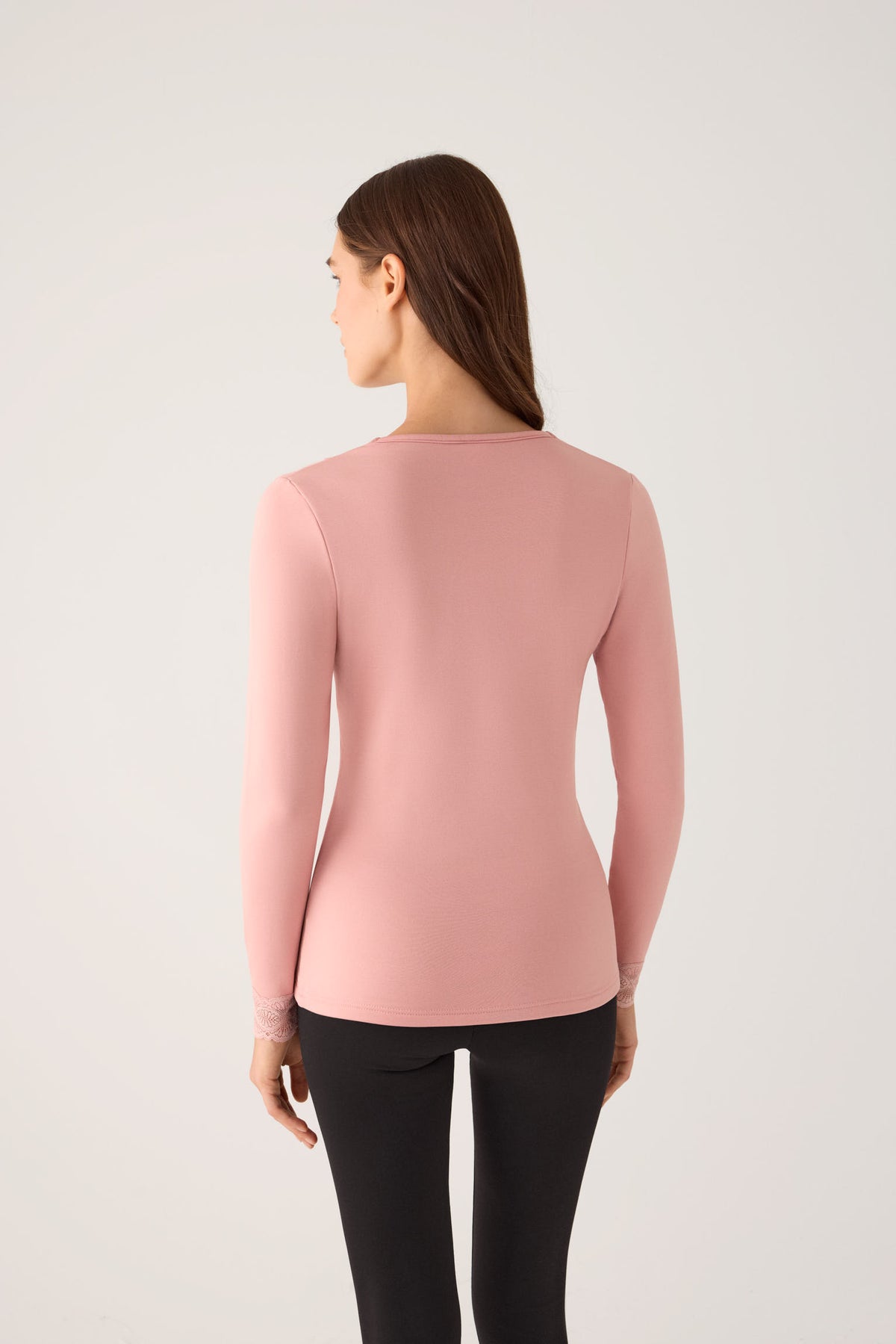 Camiseta térmica feminina de manga comprida com detalhes em renda na gola e nos punhos, rosa.