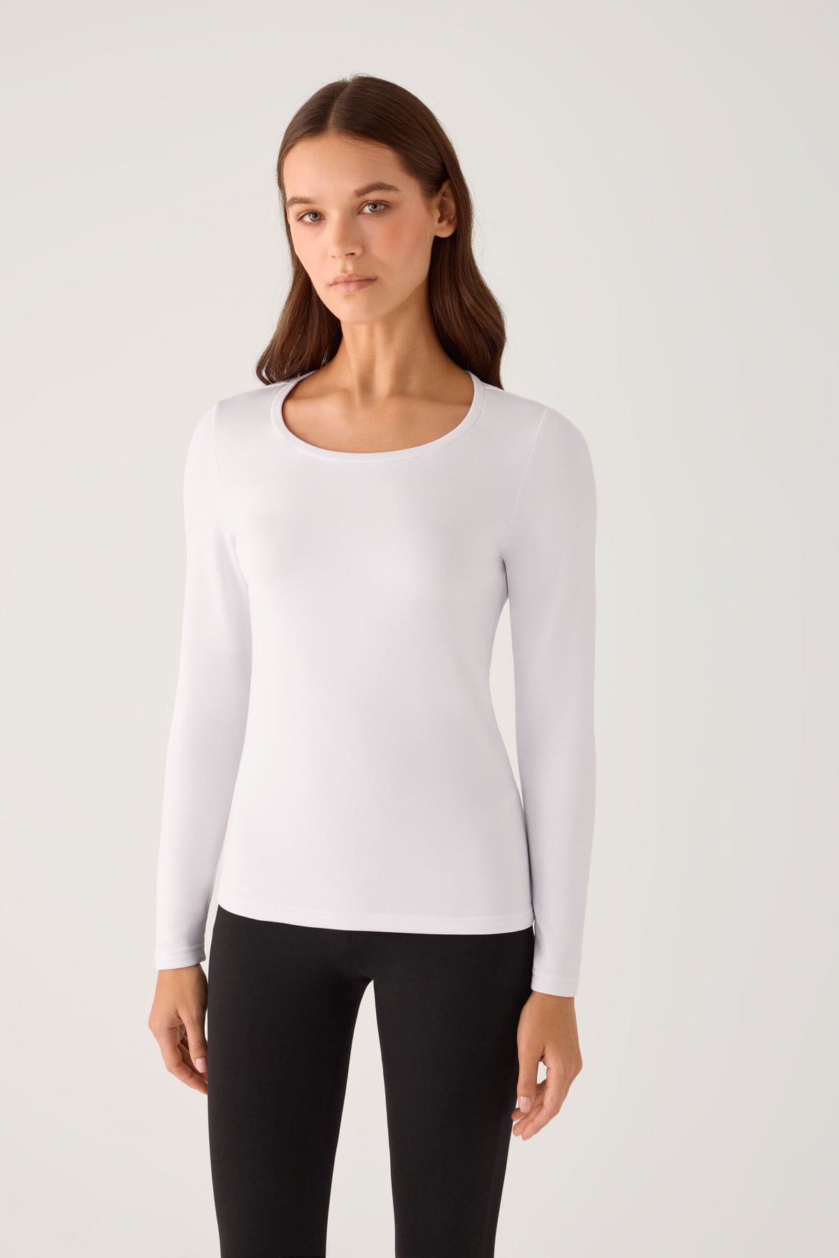 Camiseta térmica feminina branca de manga comprida e gola redonda