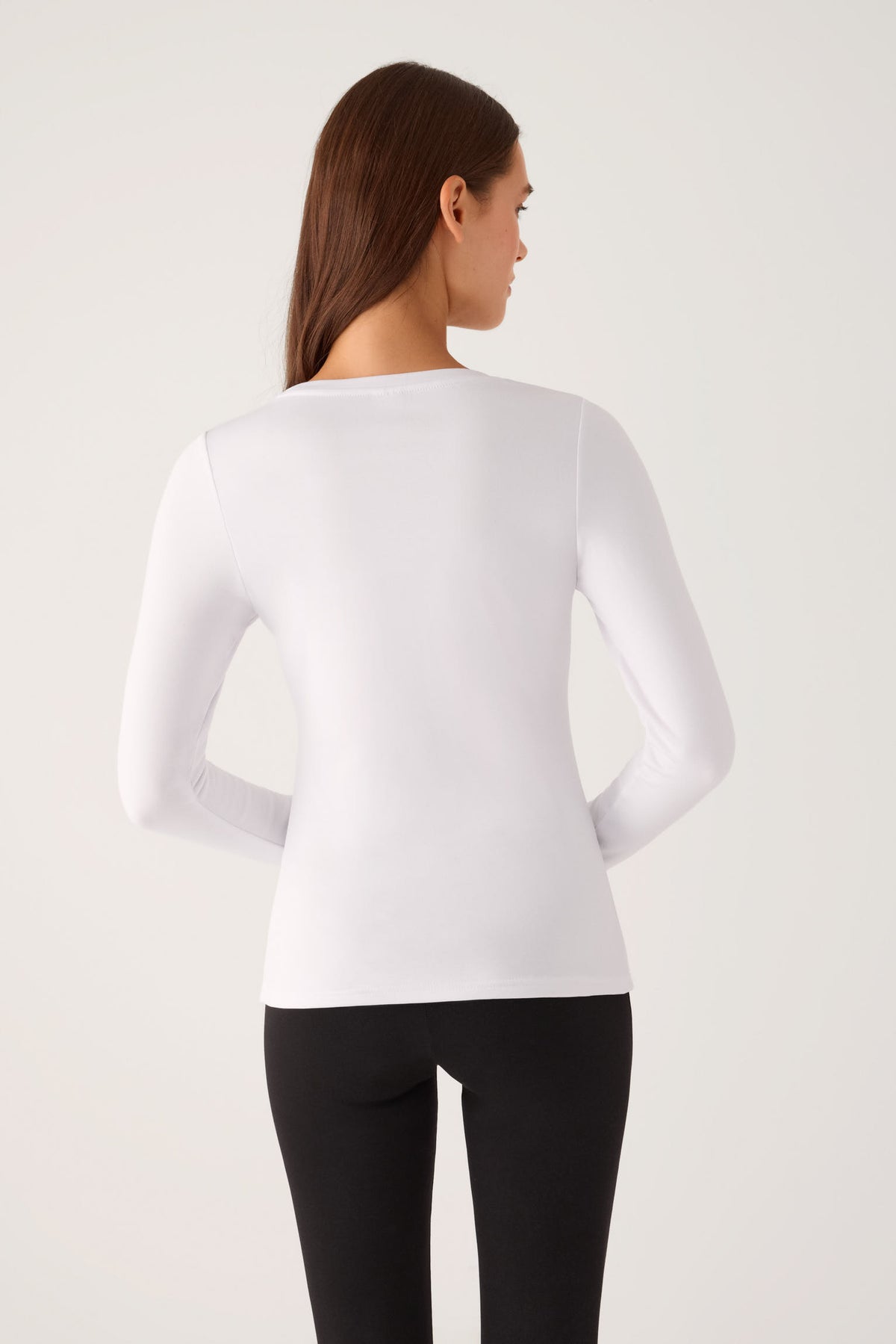 Camiseta térmica feminina branca de manga comprida e gola redonda