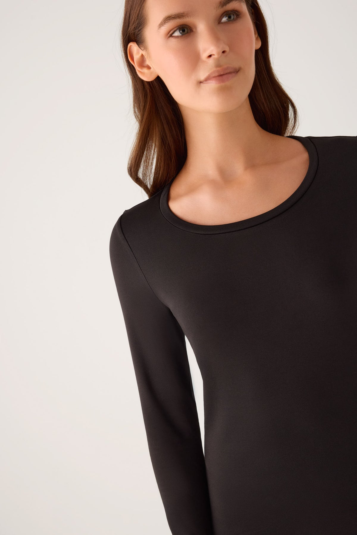 Camiseta térmica feminina preta de manga comprida e gola redonda.