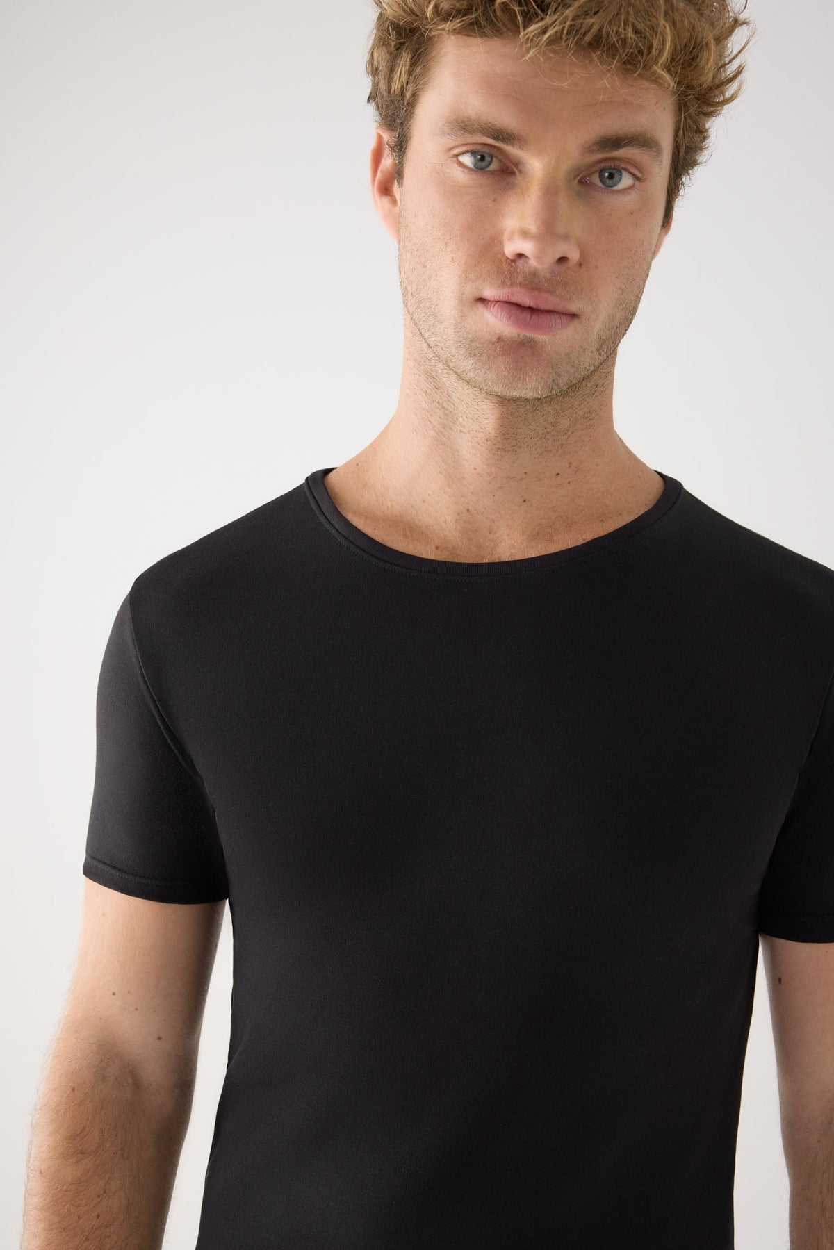 Camiseta térmica leve masculina de manga curta em algodão, preta.
