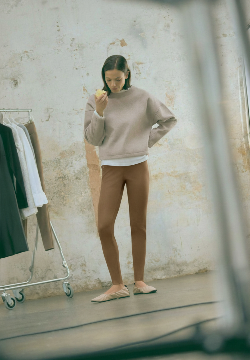 Legging com efeito metálico e suéter marrom