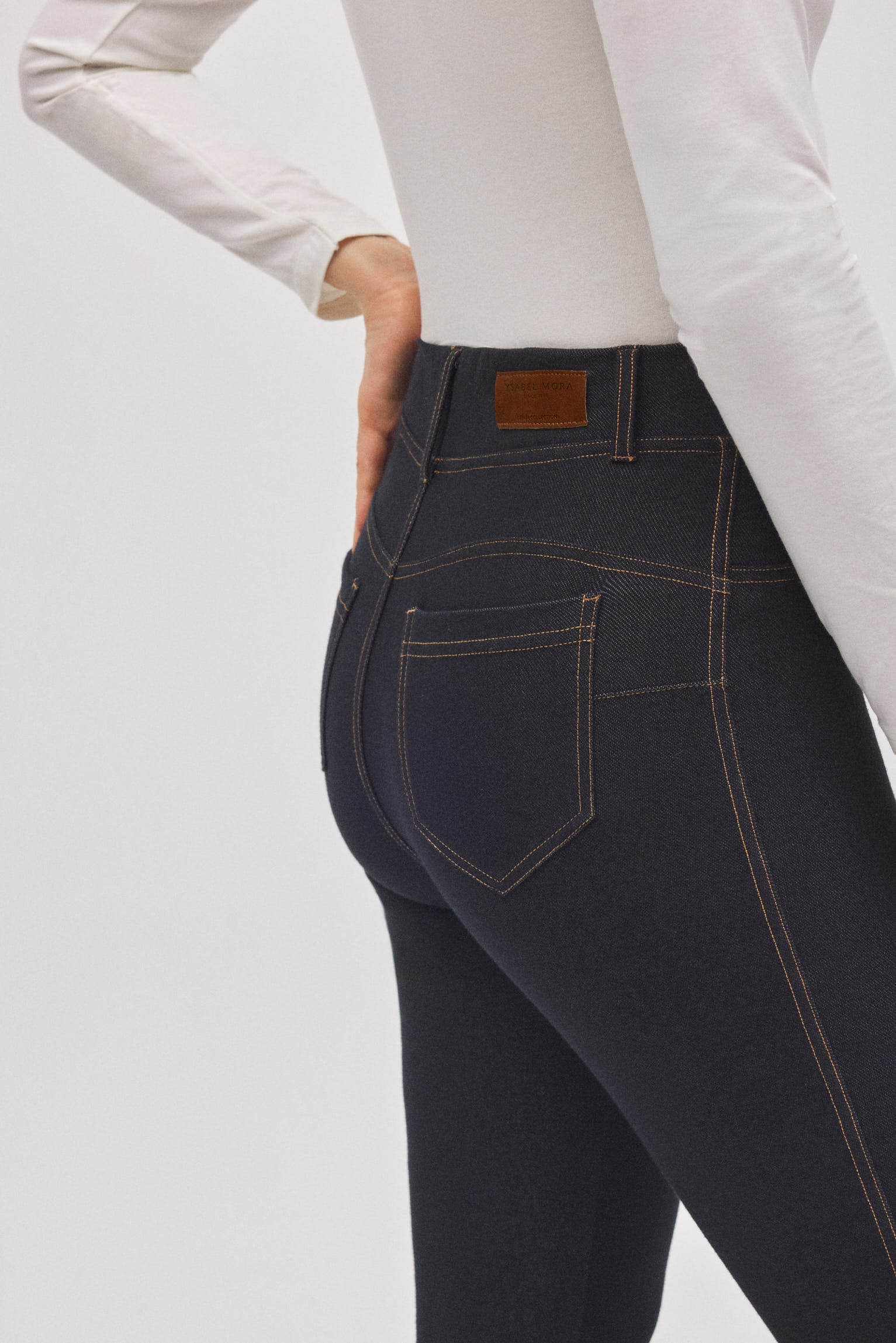 70457-4-pantalones-vaqueros-elasticos-flare-negro-ysabel-mora