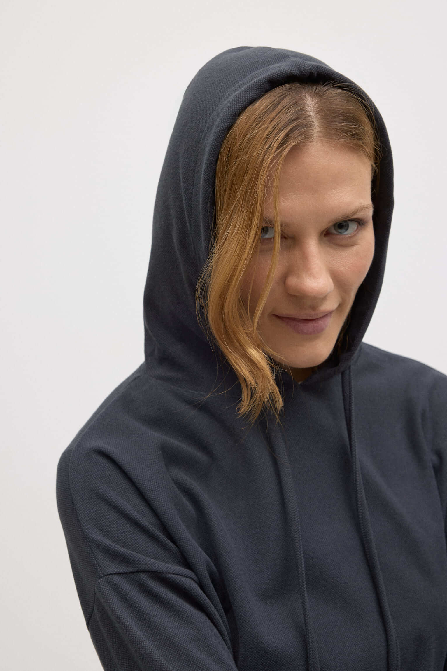 70668-5-sudadera-calida-capucha-ajustable-con-textura-marengo