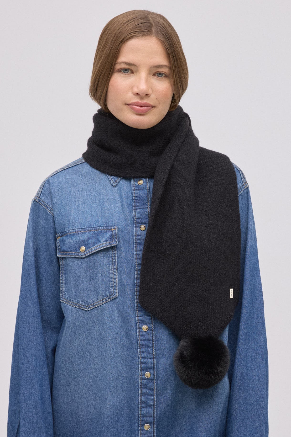 70691-5-bufanda-con-pompones-negra