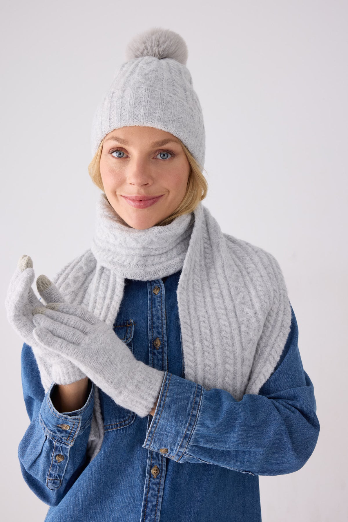 Gorro de punto para mujer detalle pompón forro polar gris