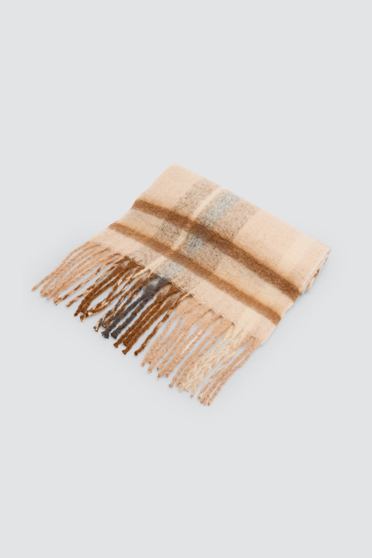 Bufanda de mujer detalle flecos estampado cuadros beige