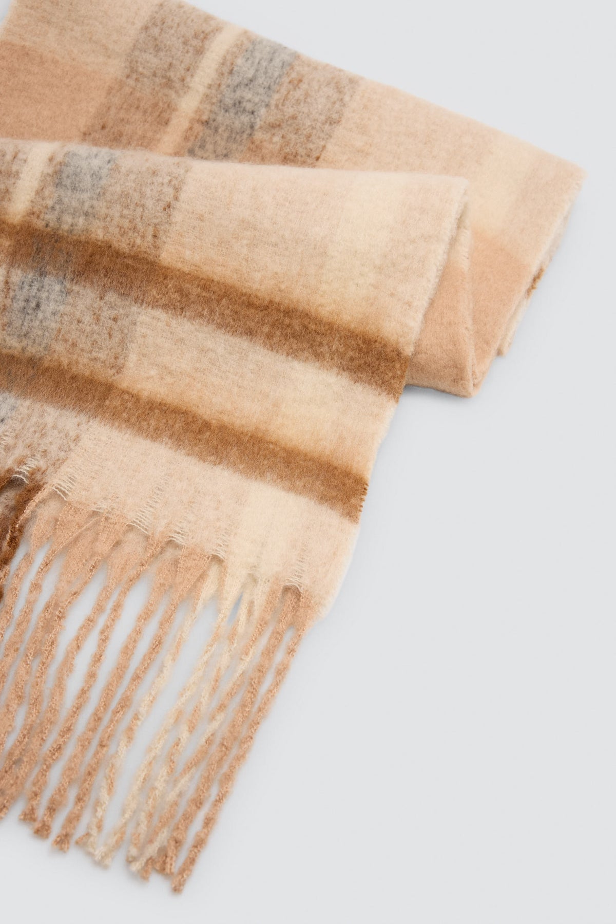 Bufanda de mujer detalle flecos estampado cuadros beige