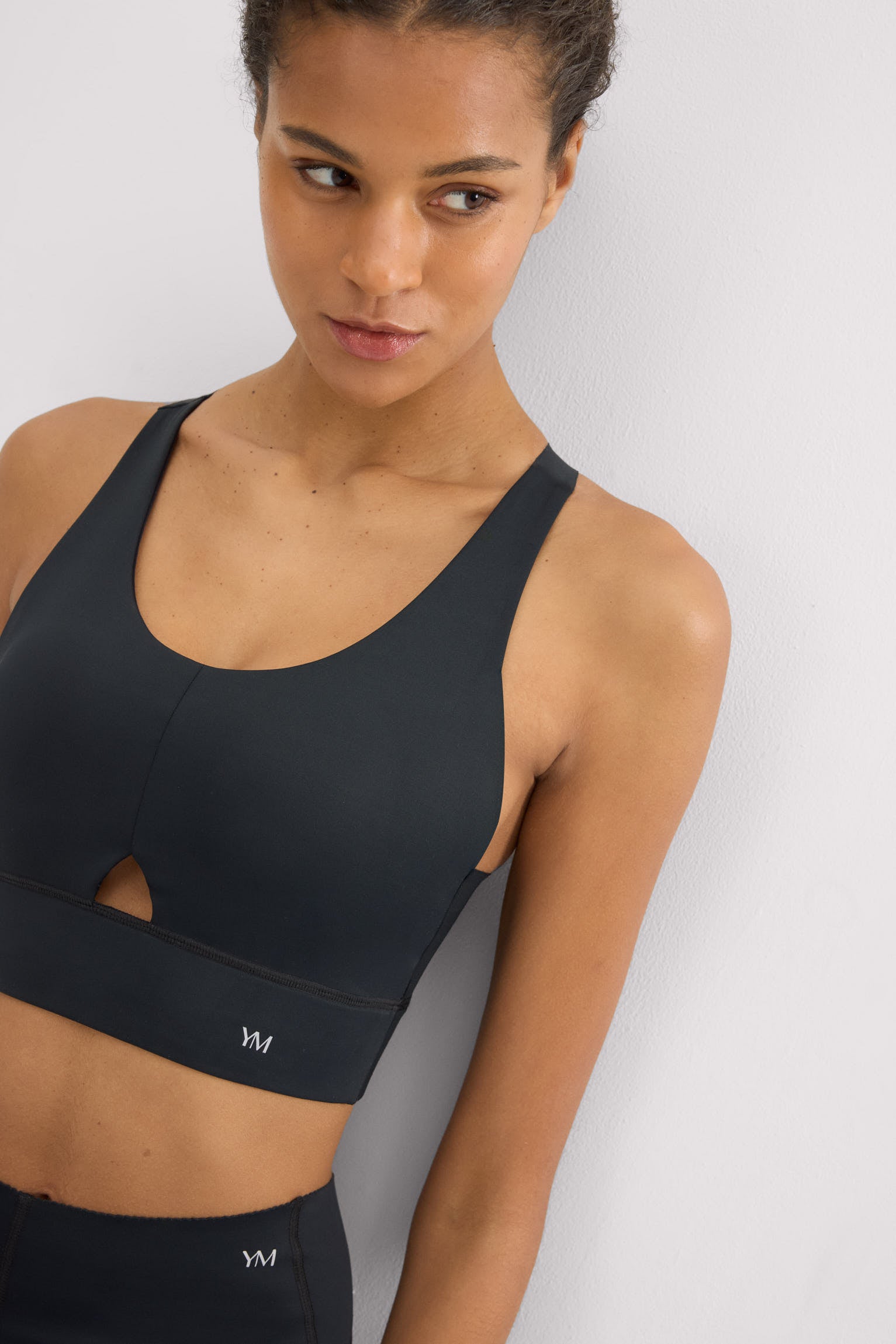 Sujetador deportivo compressive detalle abertura sujeción media negro - Ysabel Mora